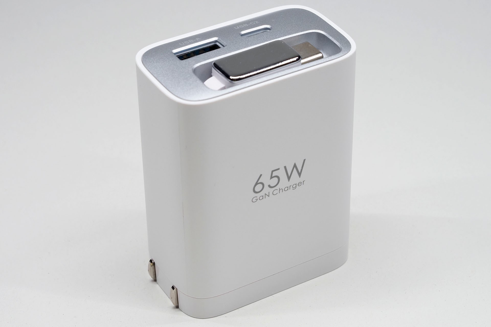 TOPADREブランドの巻き取り式ケーブル内蔵USB充電器。最大出力は65Wで、充電用ポートはUSB Type-C×1、USB Type-A×1、巻き取り式のUSB Type-Cケーブル×1。ポート類の反対側にあるACプラグは折りたたみ式。USB Type-Cケーブル端プラグ部は本体にマグネット吸着する。