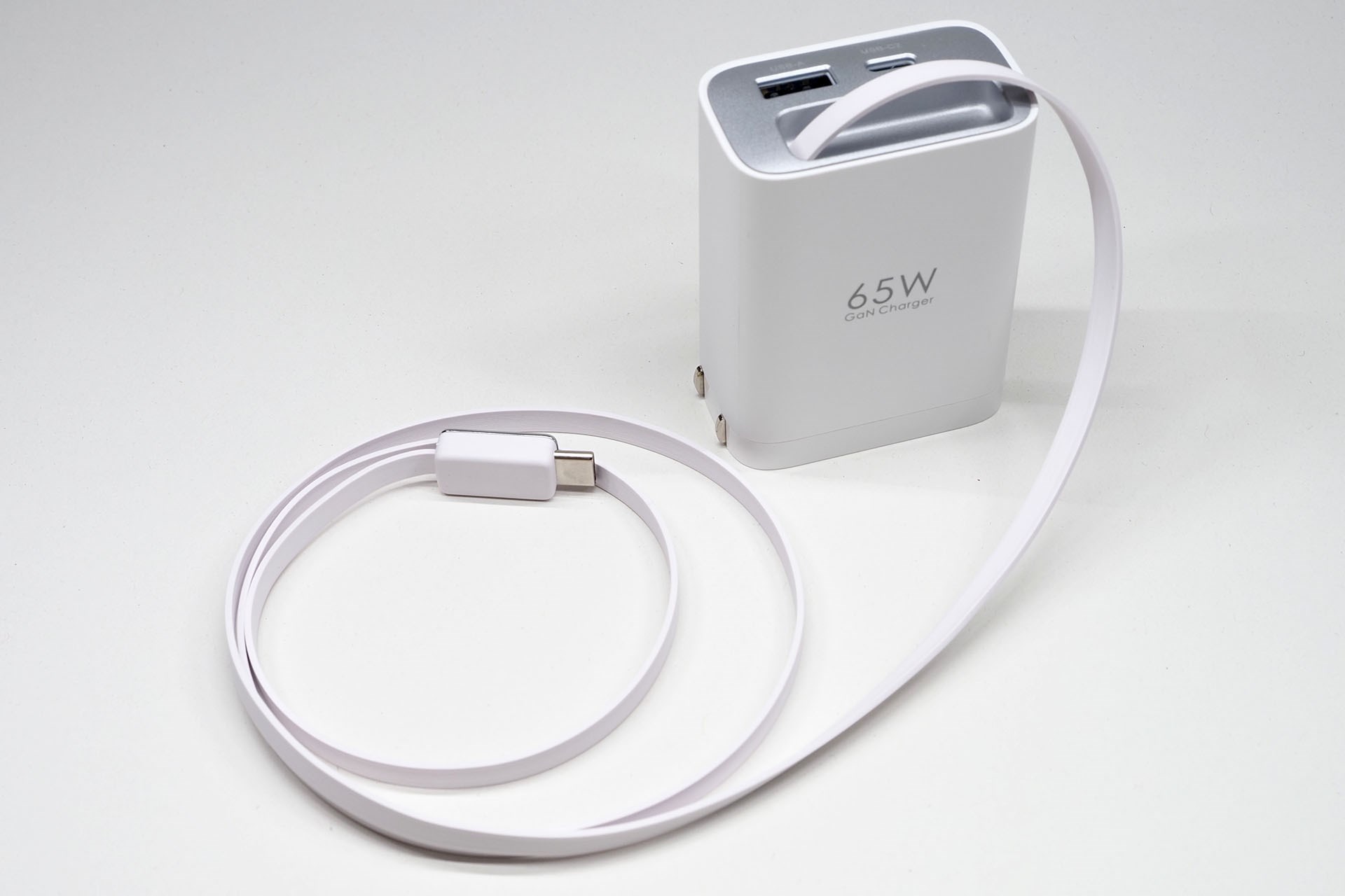 USB Type-Cケーブルは巻き取り式で、85cmまで伸ばせる。