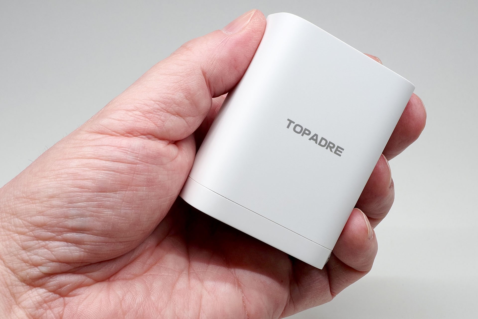 大きさは6.9×5.3×3.15cm。前出の黒いUSB充電器より少しコンパクトで嵩張りにくいという印象だ。