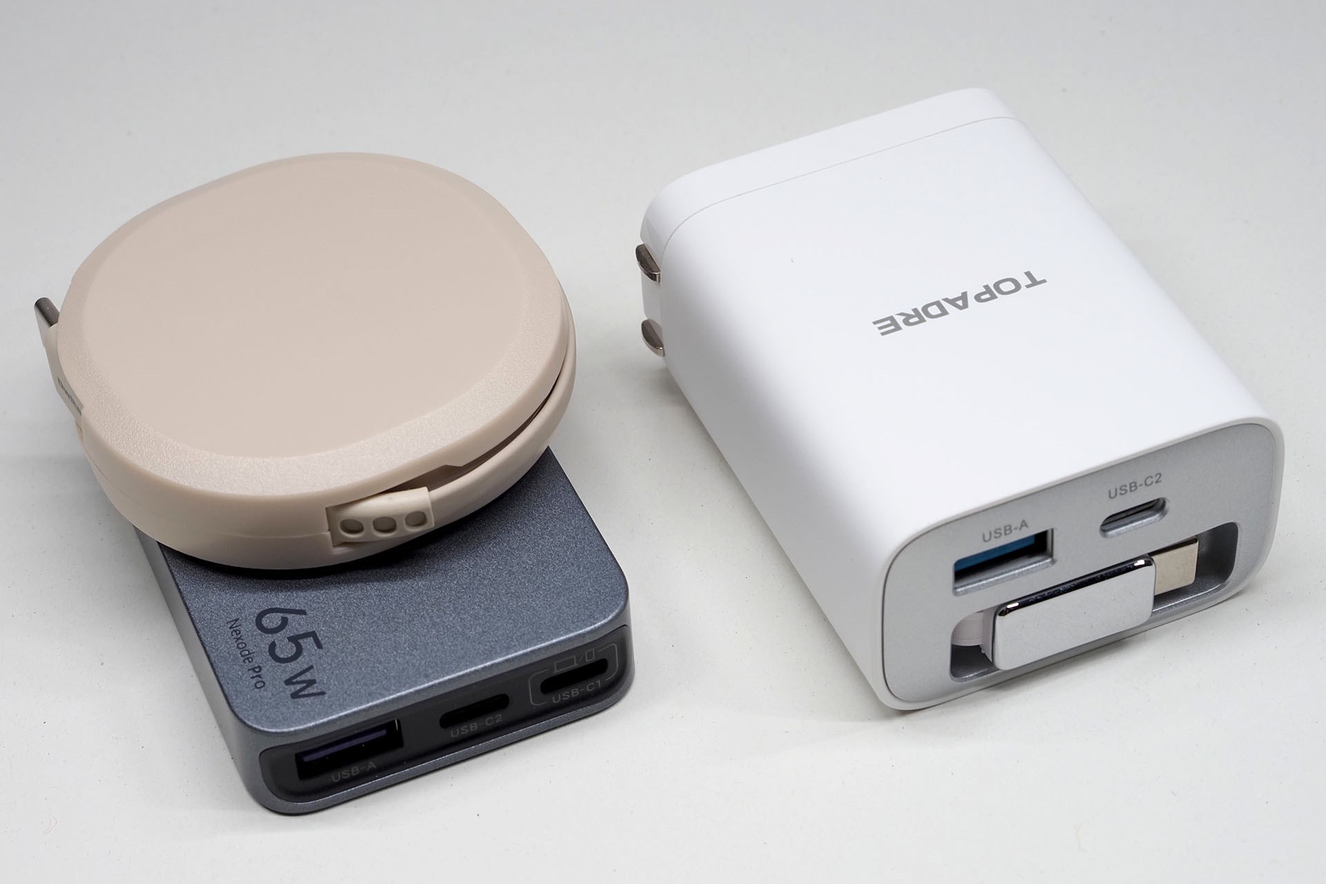 最初にミニマライズした充電器＆ケーブルと本製品では、だいたい携帯感が同じ。本製品のほうが携帯時も使用時もスマートに扱える。