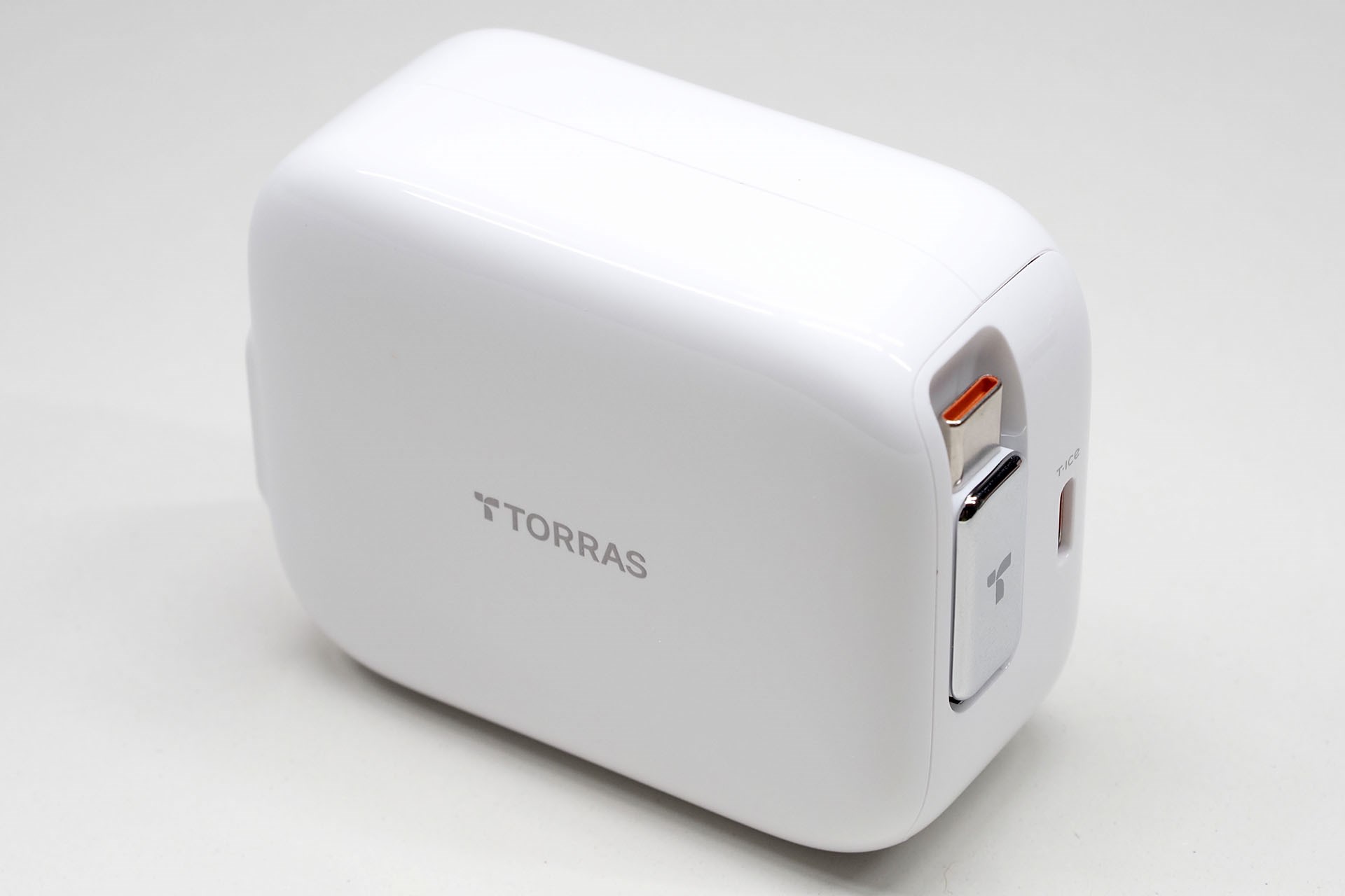 TORRASブランドの巻き取り式ケーブル内蔵USB充電器。最大出力は67Wで、充電用ポートはUSB Type-C×1、巻き取り式のUSB Type-Cケーブル×1。ポート類の反対側にあるACプラグは折りたたみ式。USB Type-Cケーブル端プラグ部は本体にマグネット吸着する。