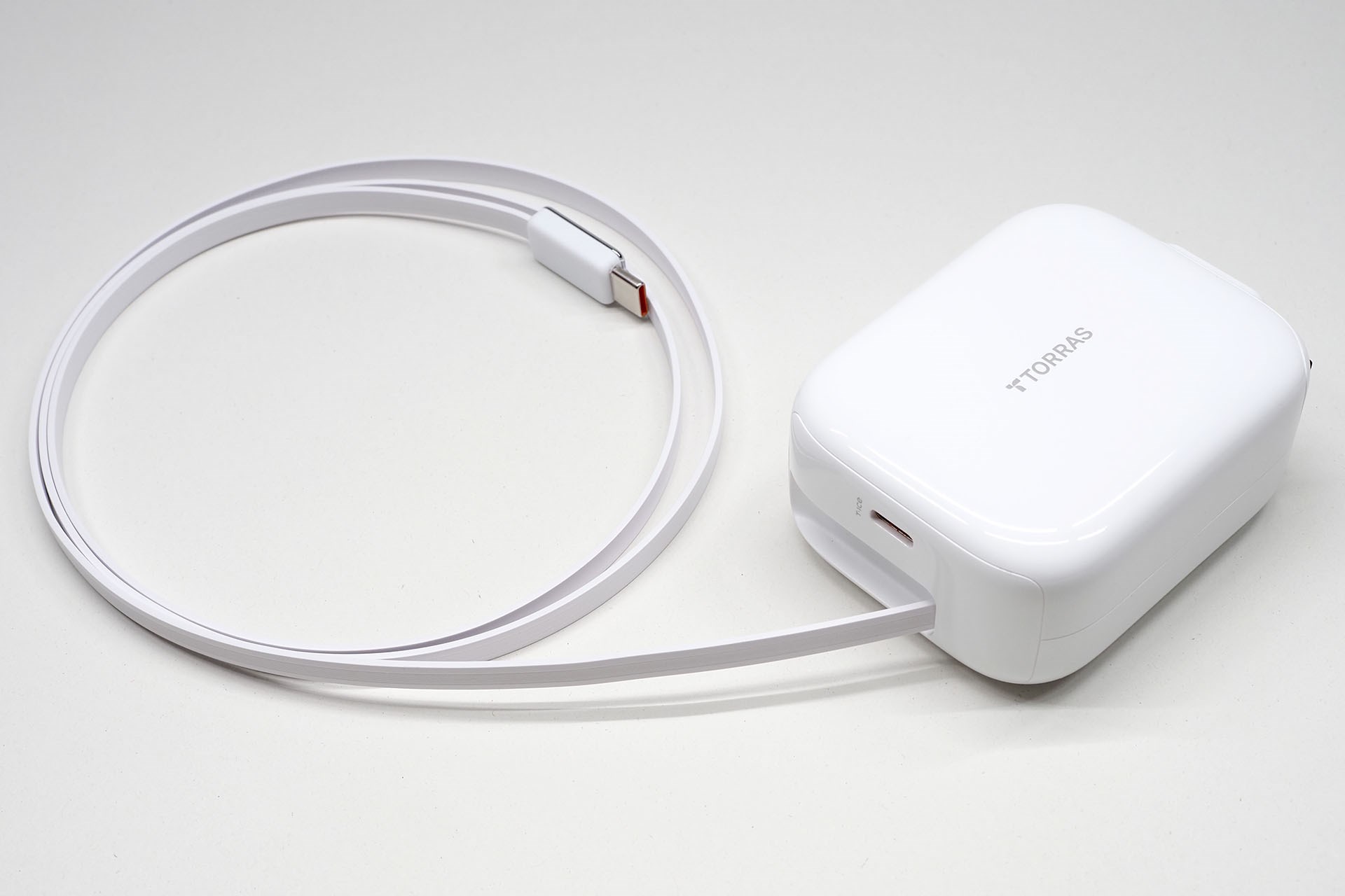 USB Type-Cケーブルは巻き取り式で、100cmまで伸ばせる。今回登場している巻き取り式ケーブル内蔵USB充電器のなかで最長。巻き取り式だから「長は短を兼ねる」のでありナイス。