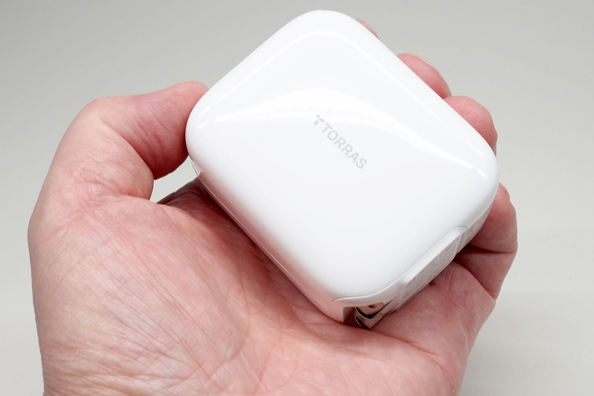 大きさは5.8×7.3×3.4cmで、重さは153g。前出の白いUSB充電器と似たサイズ感だ。