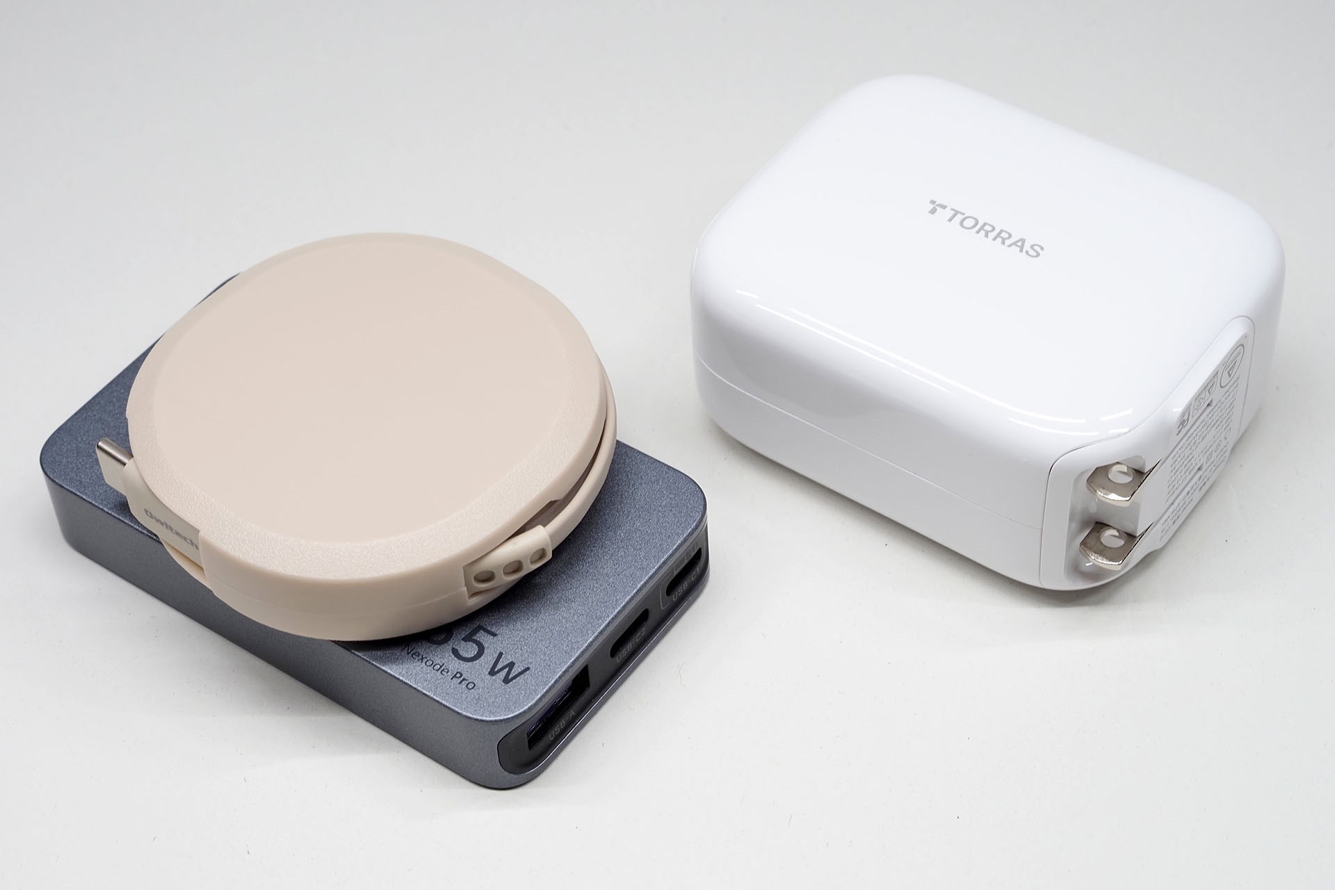 最初にミニマライズした充電器＆ケーブルと本製品では、本製品のほうが携帯感がよく、使用時のスマートさもある。