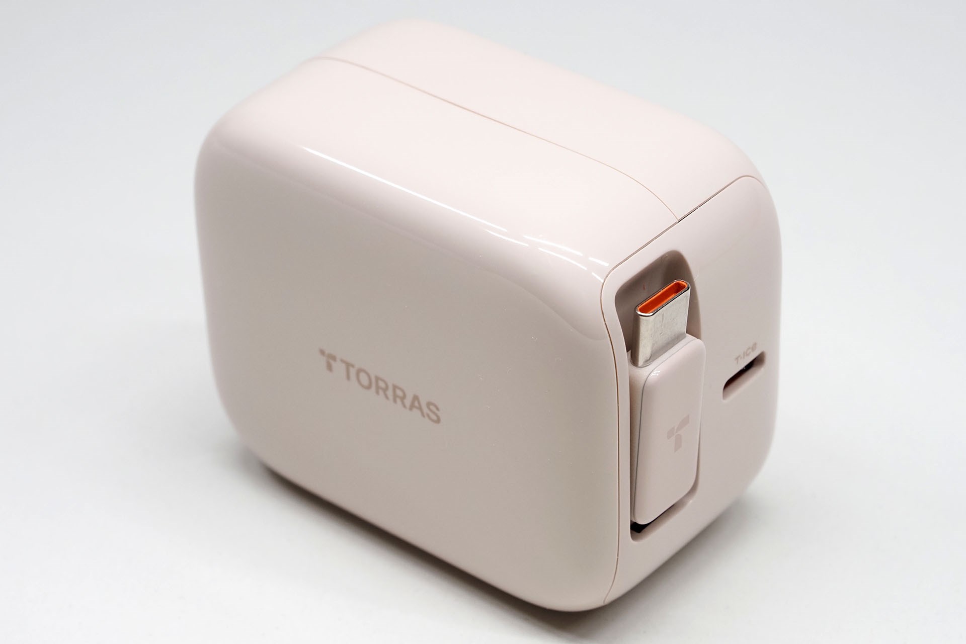 TORRASブランドのより小さい巻き取り式ケーブル内蔵USB充電器。最大出力は40Wで、充電用ポートはUSB Type-C×1、巻き取り式のUSB Type-Cケーブル×1。ポート類の反対側にあるACプラグは折りたたみ式。USB Type-Cケーブル端プラグ部は本体にマグネット吸着する。デザートチタニウムというカラーを選んでみた。