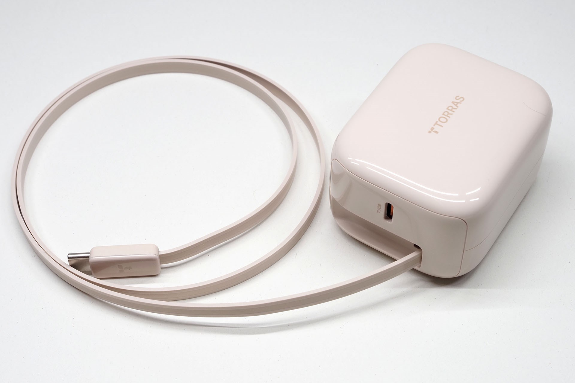 USB Type-Cケーブルは巻き取り式で、66cmまで伸ばせる。今回登場している巻き取り式ケーブル内蔵USB充電器のなかでは最短で、ちょっと短いかも？　でも、このケーブル長が本体サイズの小型化につながったのかもしれない。