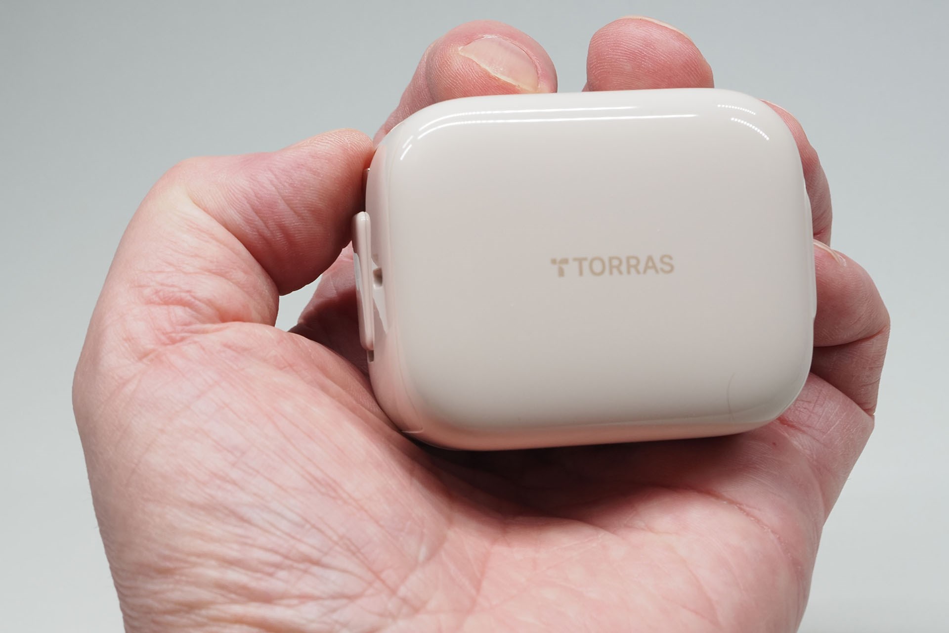 大きさは5.16×6.4×3.78cmで、重さは123g（それぞれ実測値）。今回登場した巻き取り式ケーブル内蔵USB充電器のなかで最も携帯性がよいと感じられる。