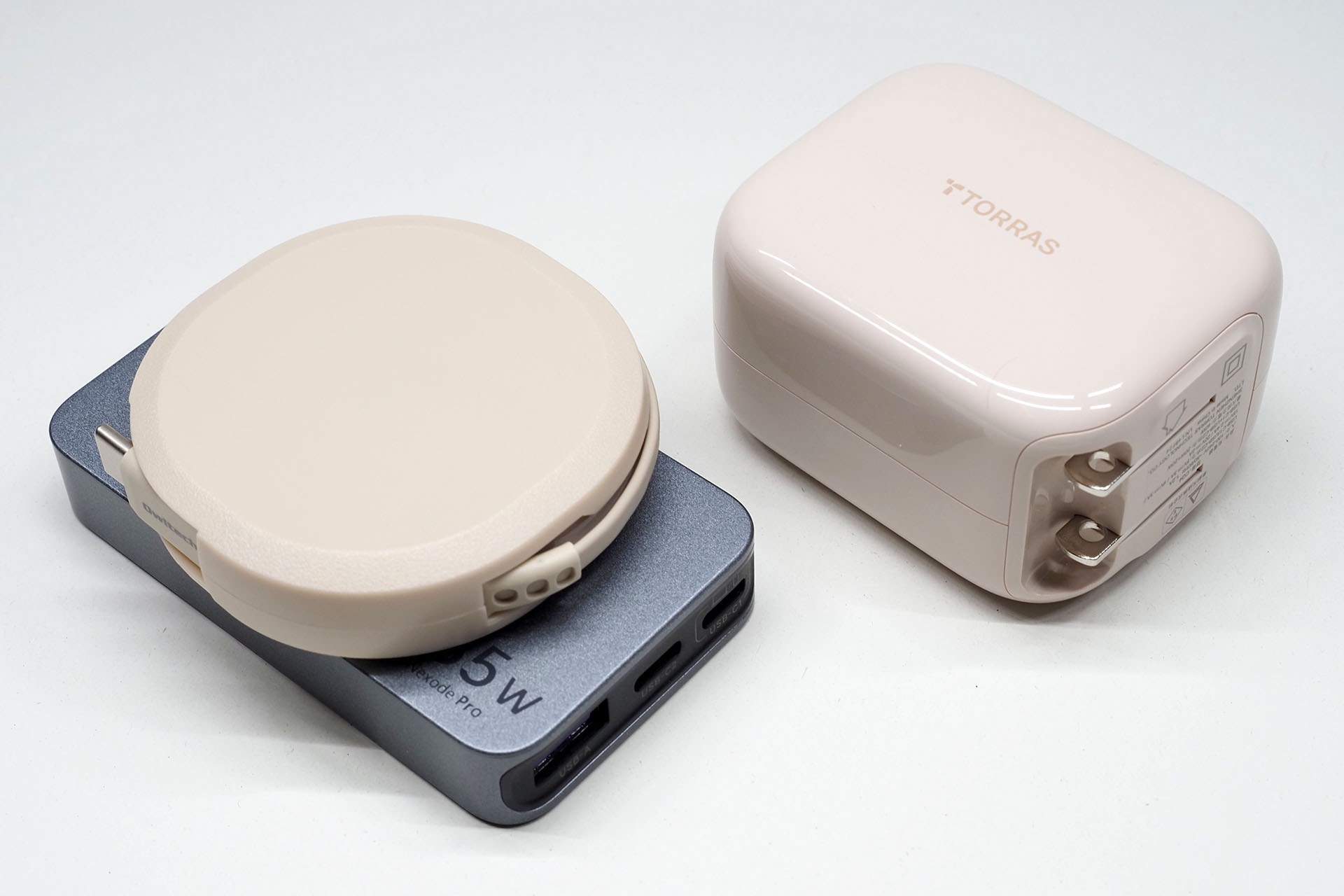 最初にミニマライズした充電器＆ケーブルと本製品では、本製品のほうが明らかに携帯性に優れている。使用時のスマートさも十分ある。