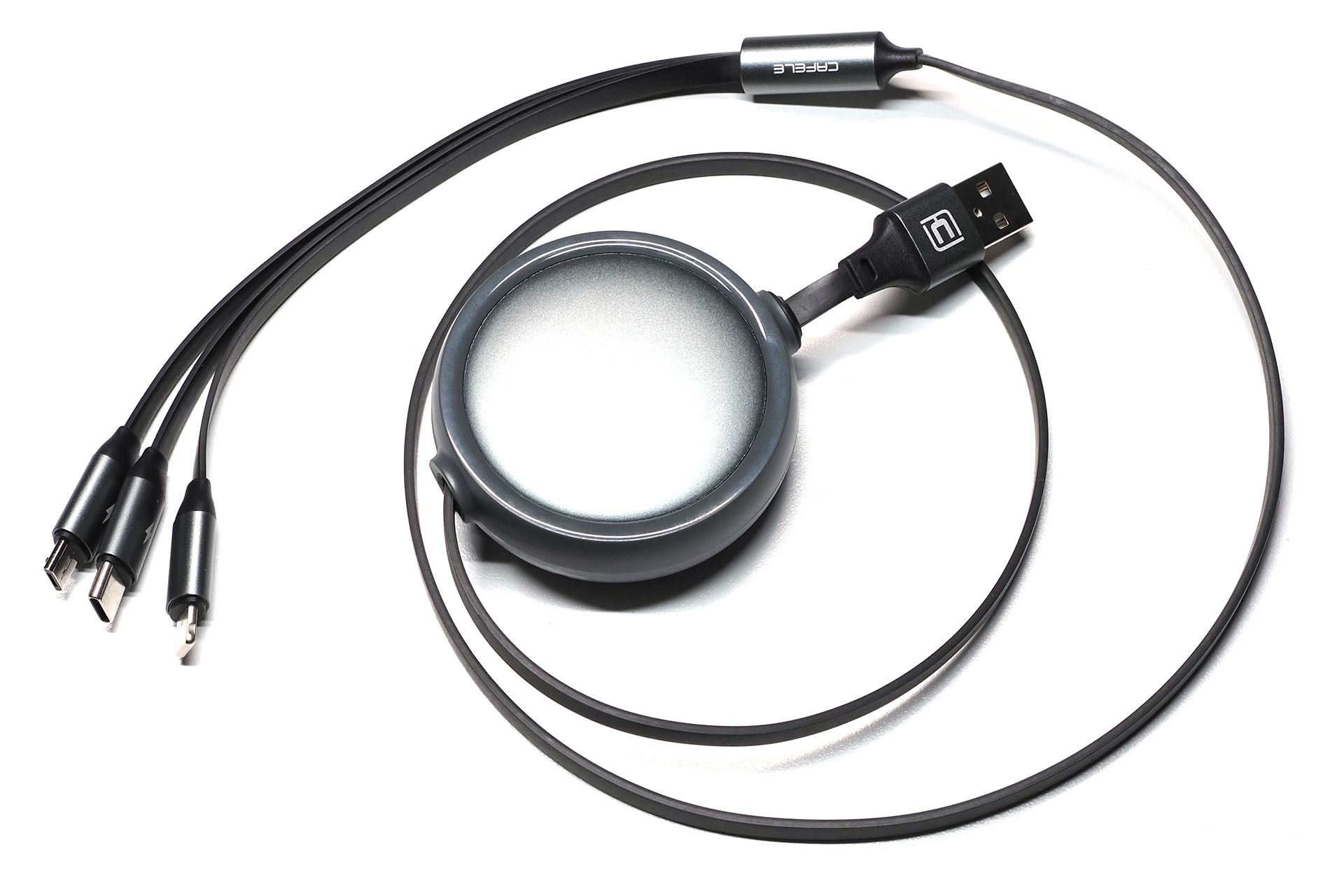 片側だけ引き出せるコネクター違い／三つ股のケーブルで、冒頭に出てきたものと同じ製品だ。