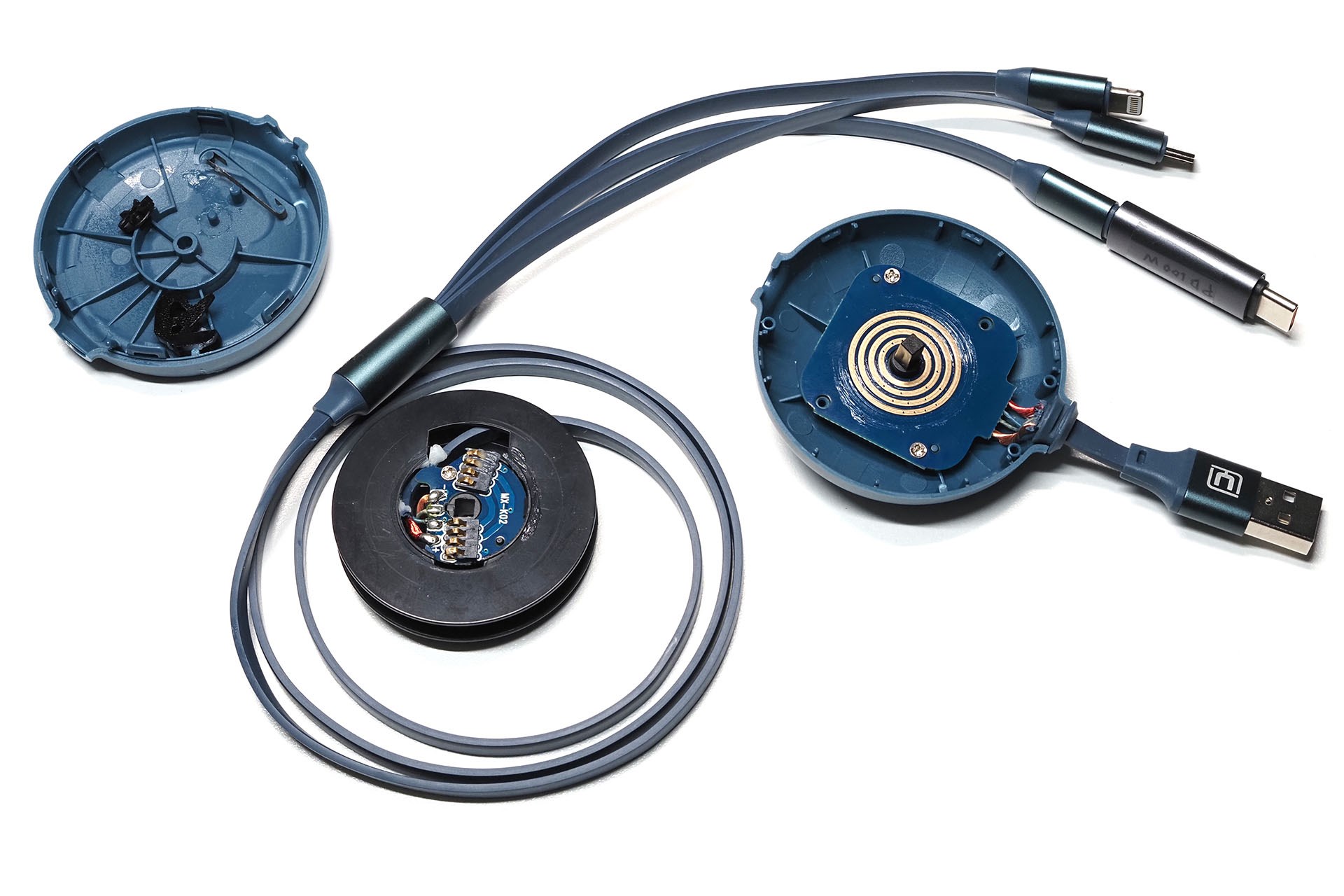 接触不良と思われる故障でトラブル頻発なので捨てたが、その前に分解して中身を見てみた。片側巻き取り式USBケーブルの内部は回転する接点でつながっている。