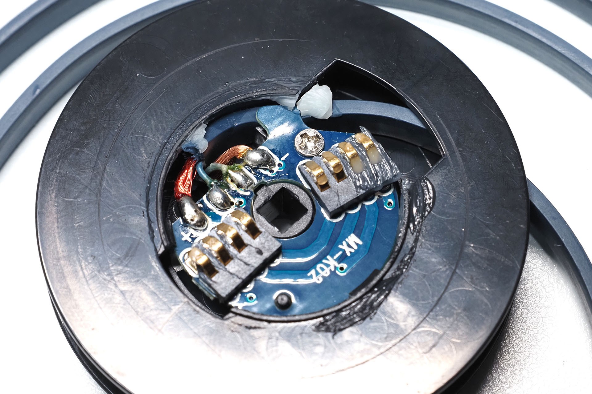 接点部分にグリスがベッタリ。これが原因で接触不良になっていたようだ。