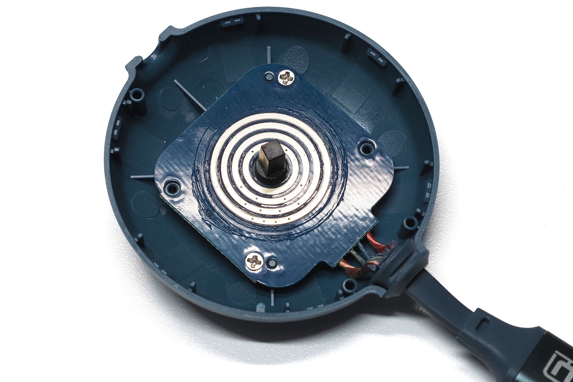 反対側の接点にもグリスがベッタリで、これでは通電しにくくなる。