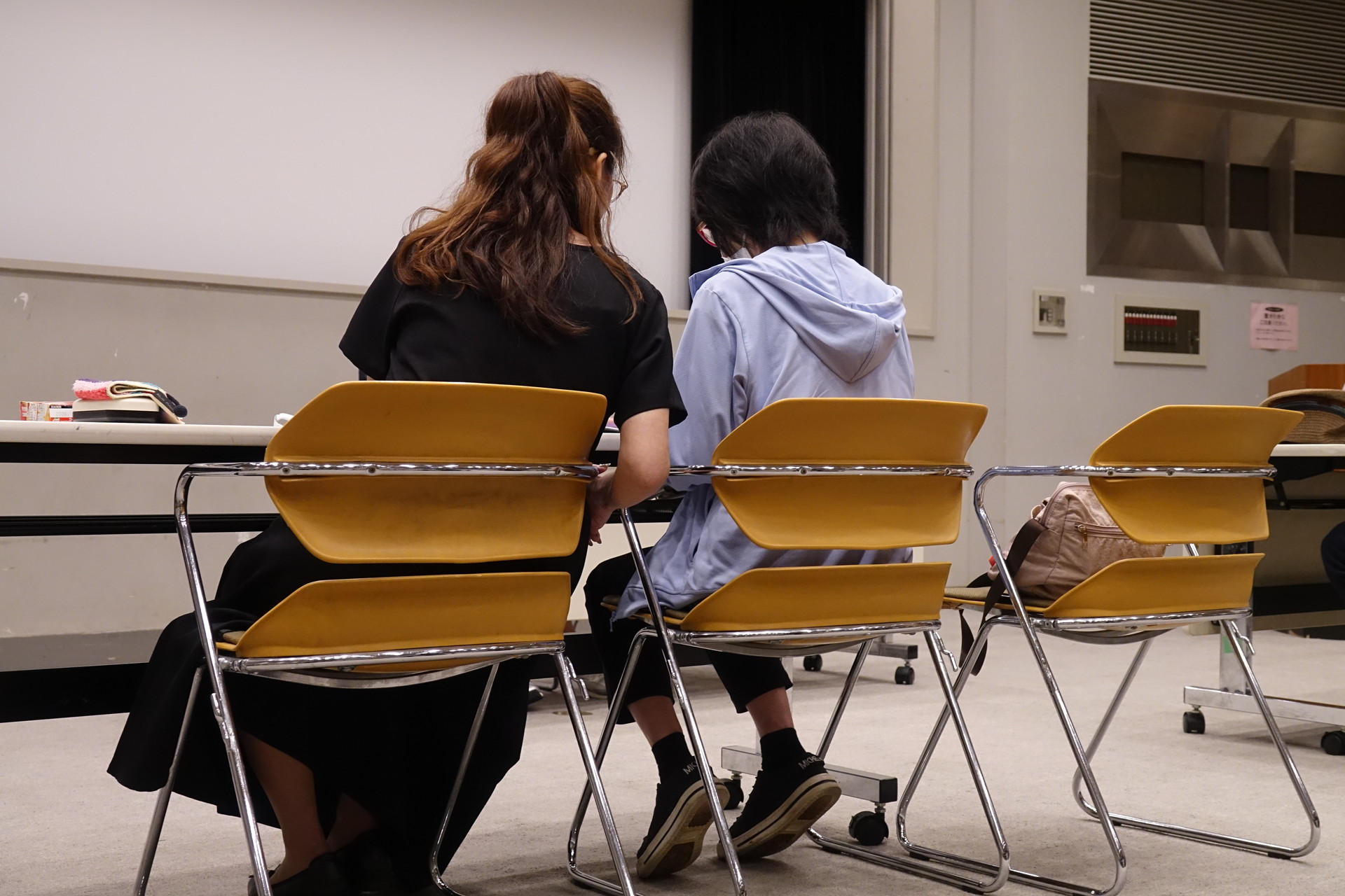 体験教室を受講中の参加者（写真右）