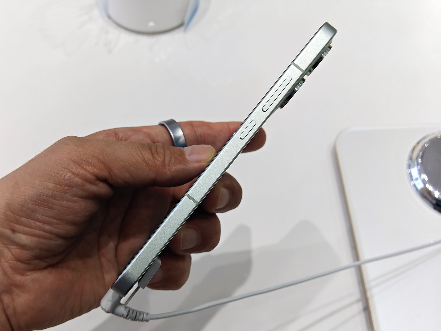 側面も同じ色合いだ