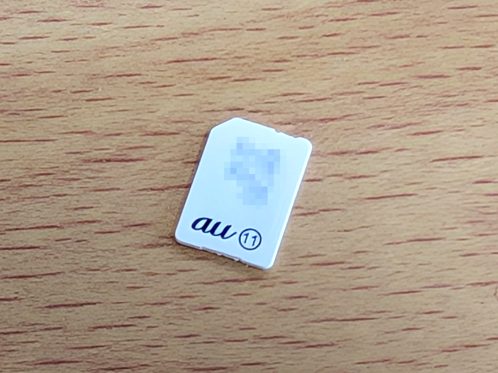 交換したSIMカードの裏面。丸に囲まれて「11」と数字が記載されています