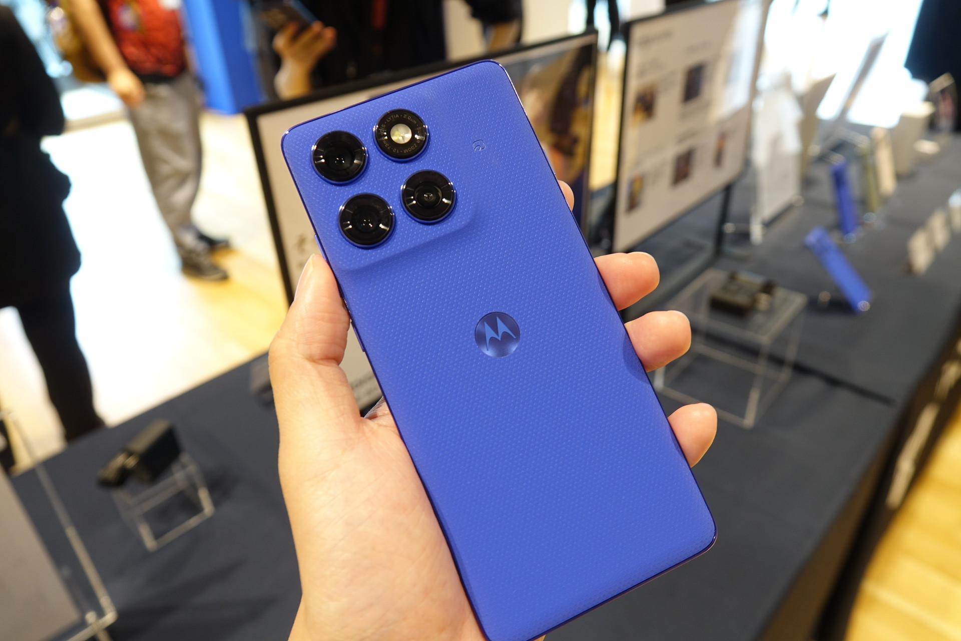 「PANTONE Dazzling Blue（ダーズブルー）」