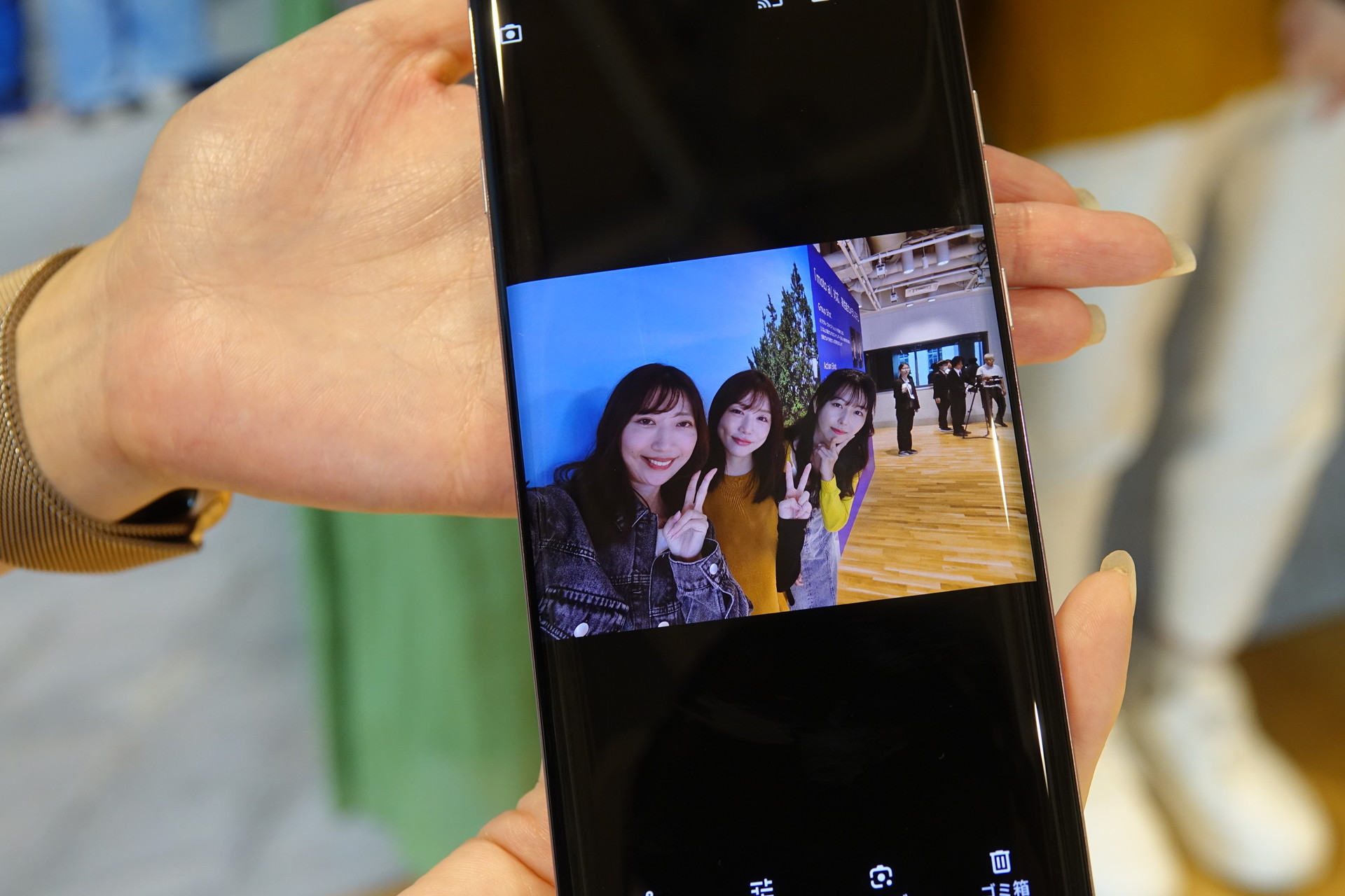 撮影時、まぶたを閉じてしまってもAI処理で全員がまぶたを開いているようにできる