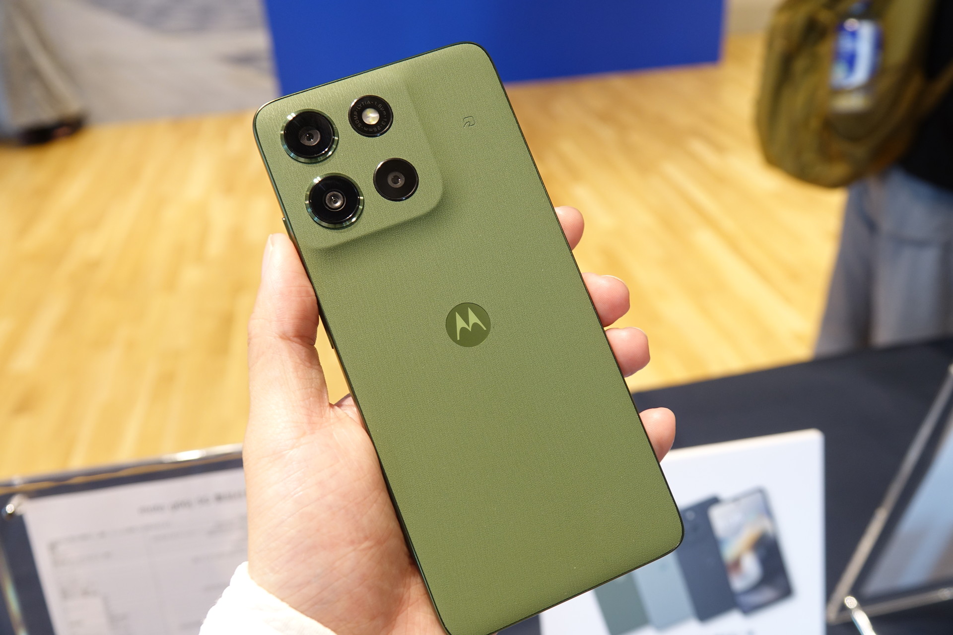 PANTONE Dill（ディルグリーン）