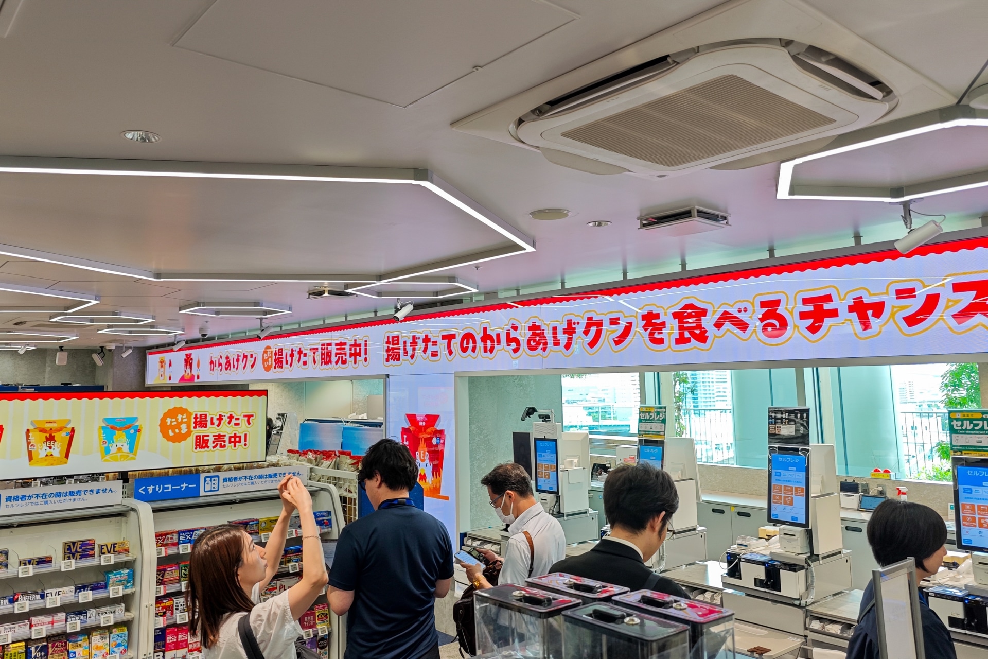 からあげクンが揚がるとサイネージと店内アナウンスで案内される