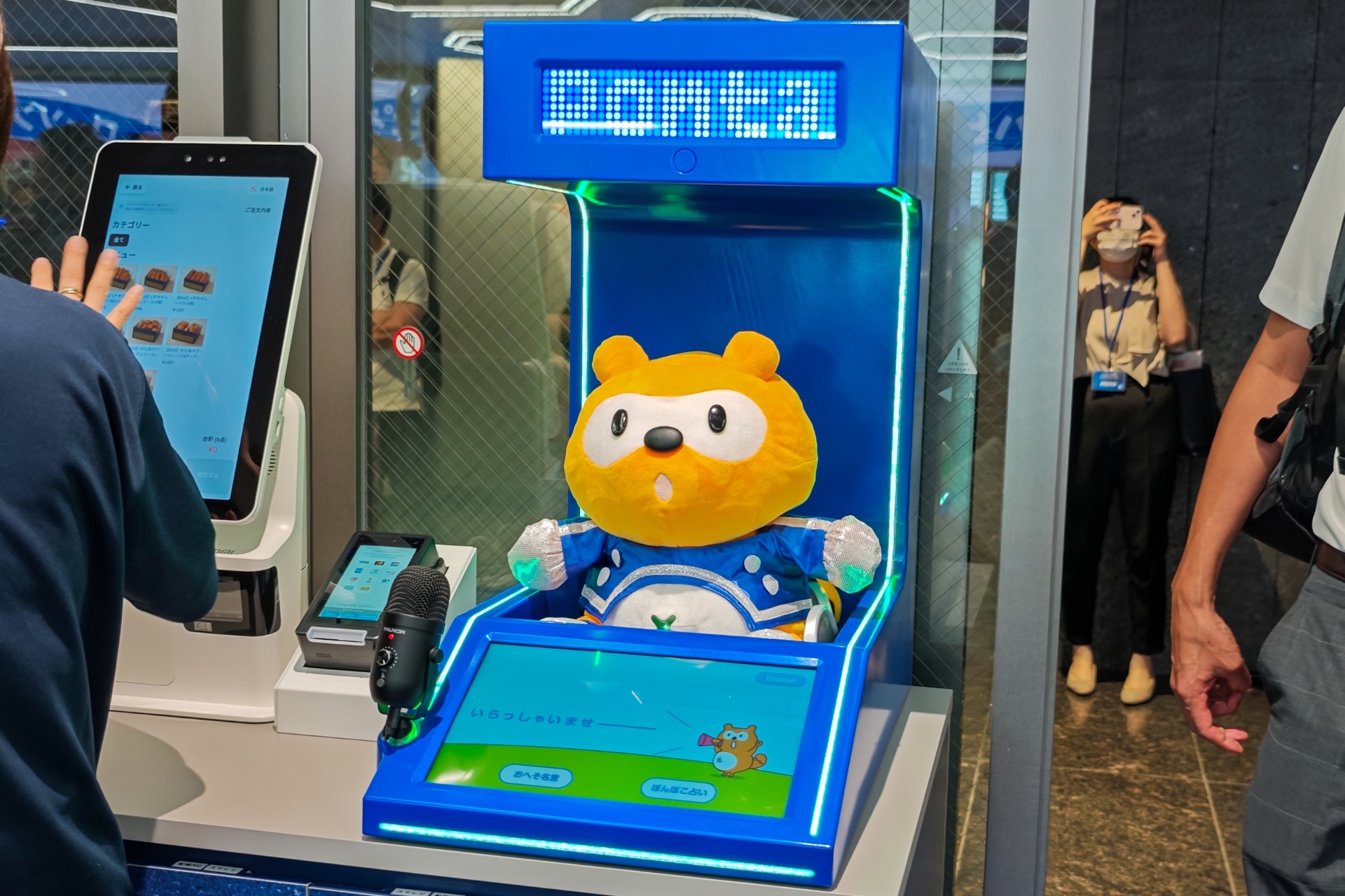 店内には生成AIを活用した「AI Ponta」や、遠隔で接客する店員なども