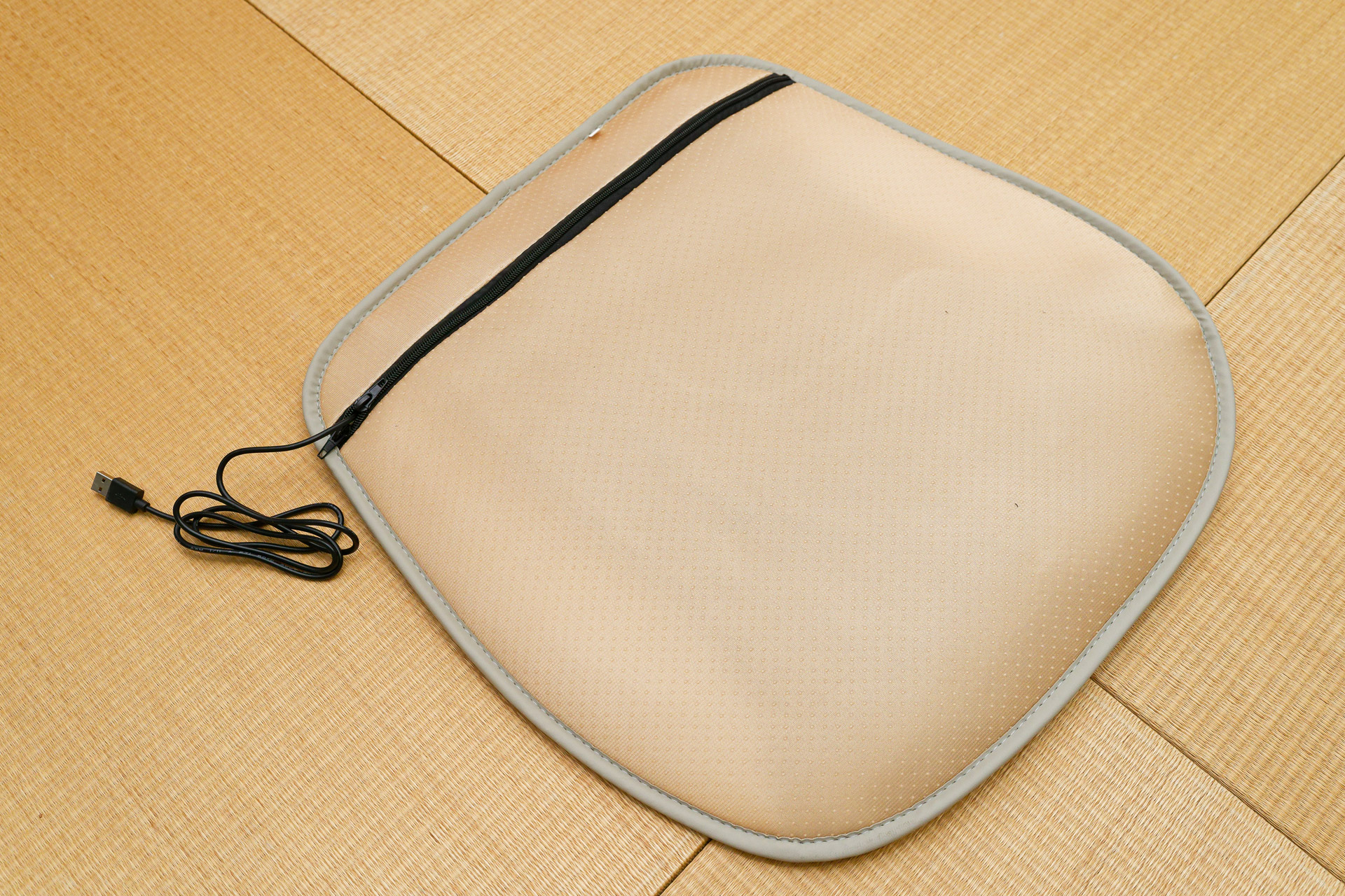 裏側。給電用のUSBが生えている