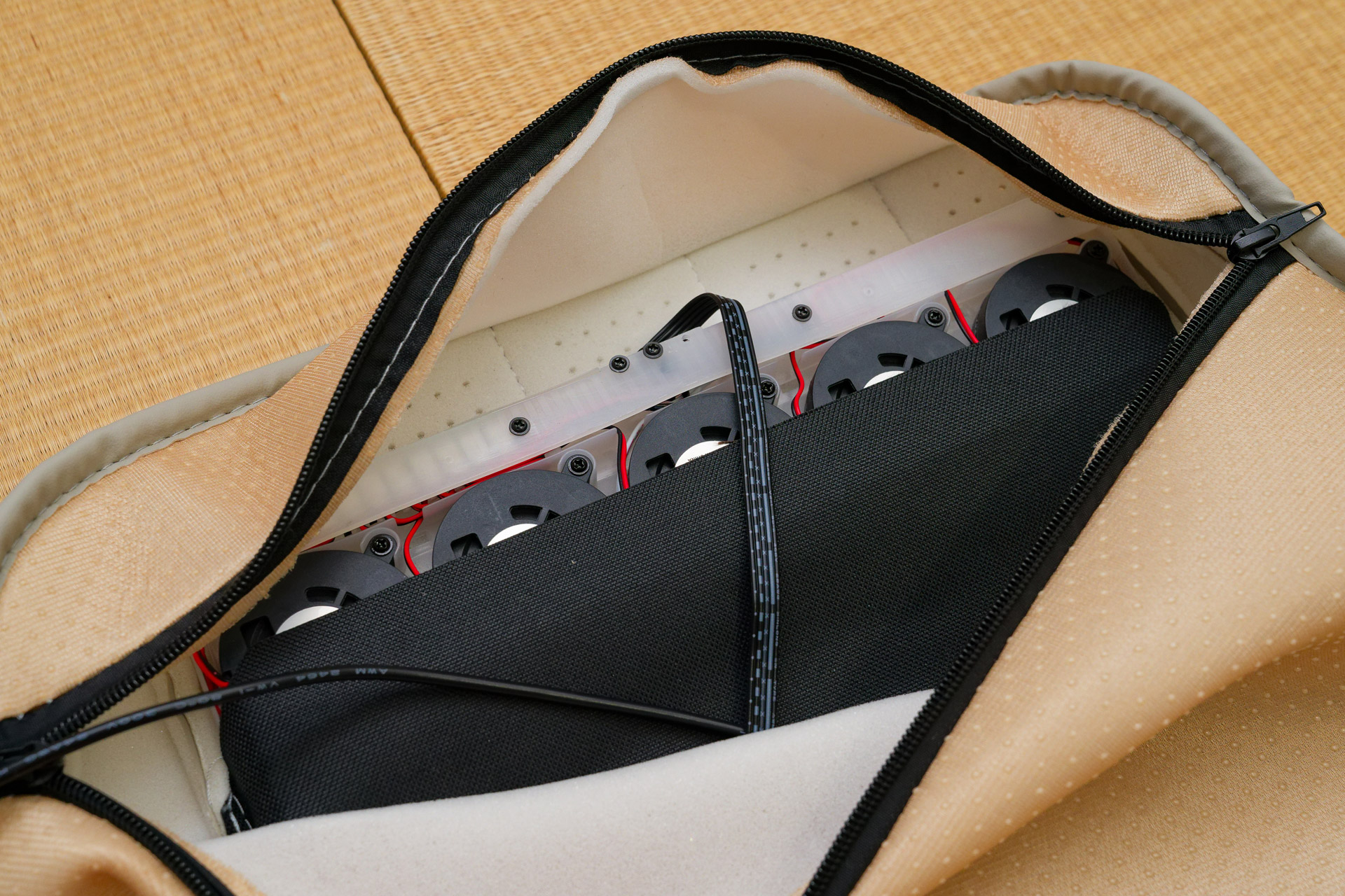 ジッパーを開けると5連ファンが顔を見せた。他にもう3個、ファンを内蔵している