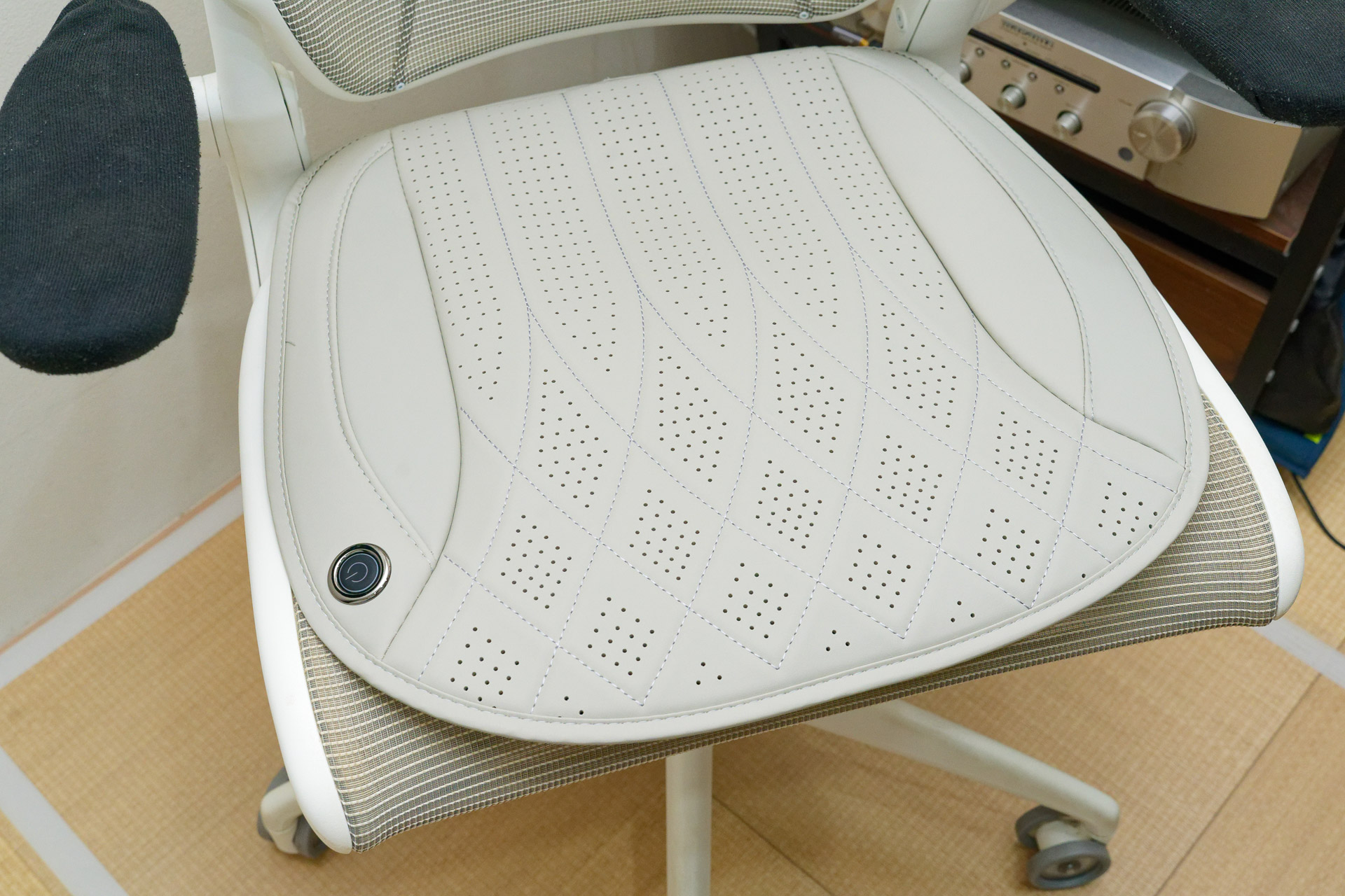 仕事用チェアに載せたところ