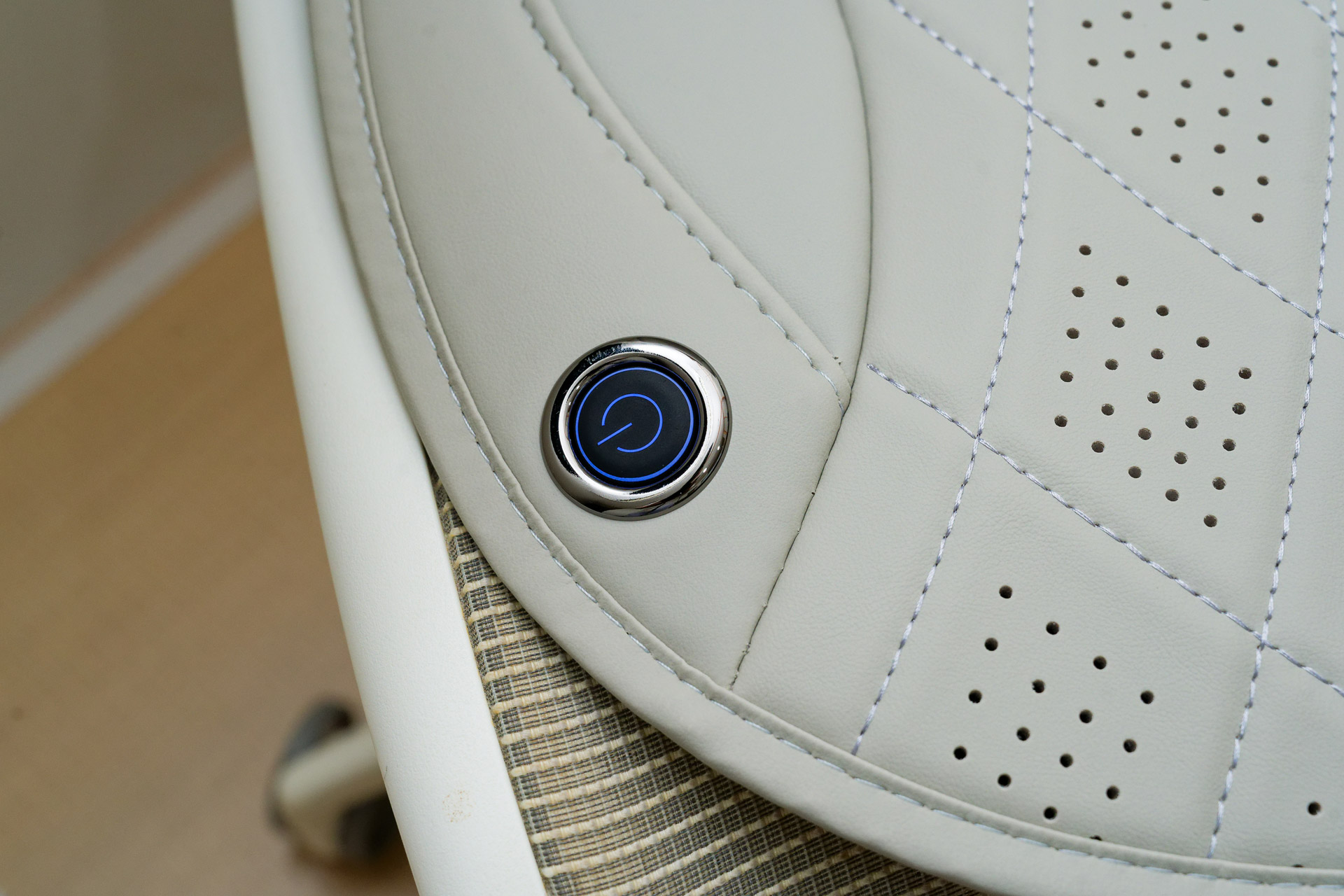 電源ボタンで風量の3段階切り替えができるが、オン状態のままであれば起立・着座に合わせて自動オンオフしてくれる