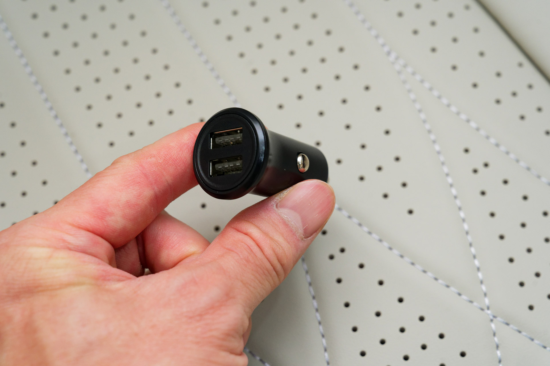 シガーソケット用のUSB充電器も付属しているので、クルマにもすぐ使える