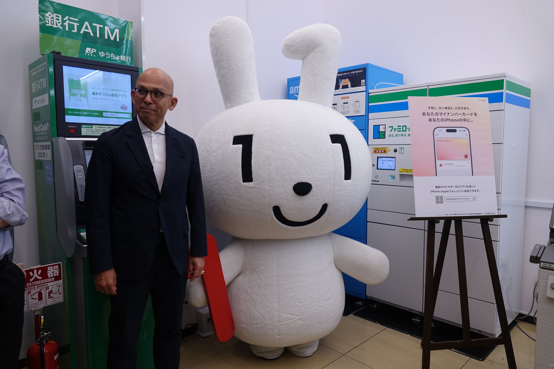 左＝ファミリーマート 細見研介社長。右＝マイナちゃん