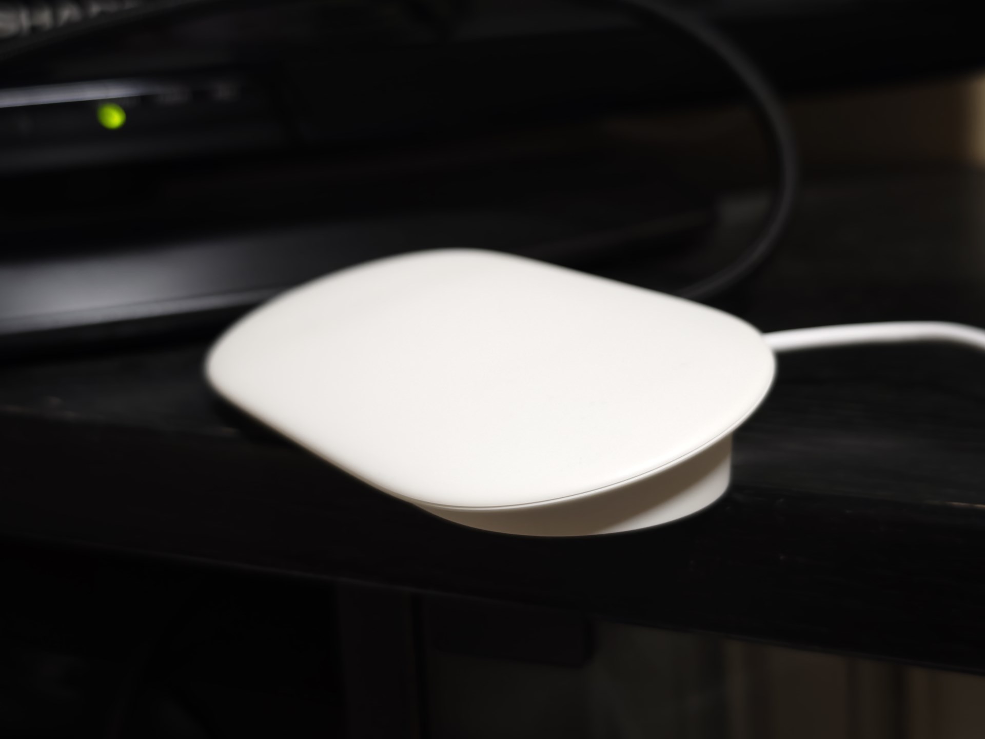 Google TV StreamerはChromecastの後継機。平べったい形状で、ちょっと大きめ、厚めのスマホと言えなくもないサイズ感です。