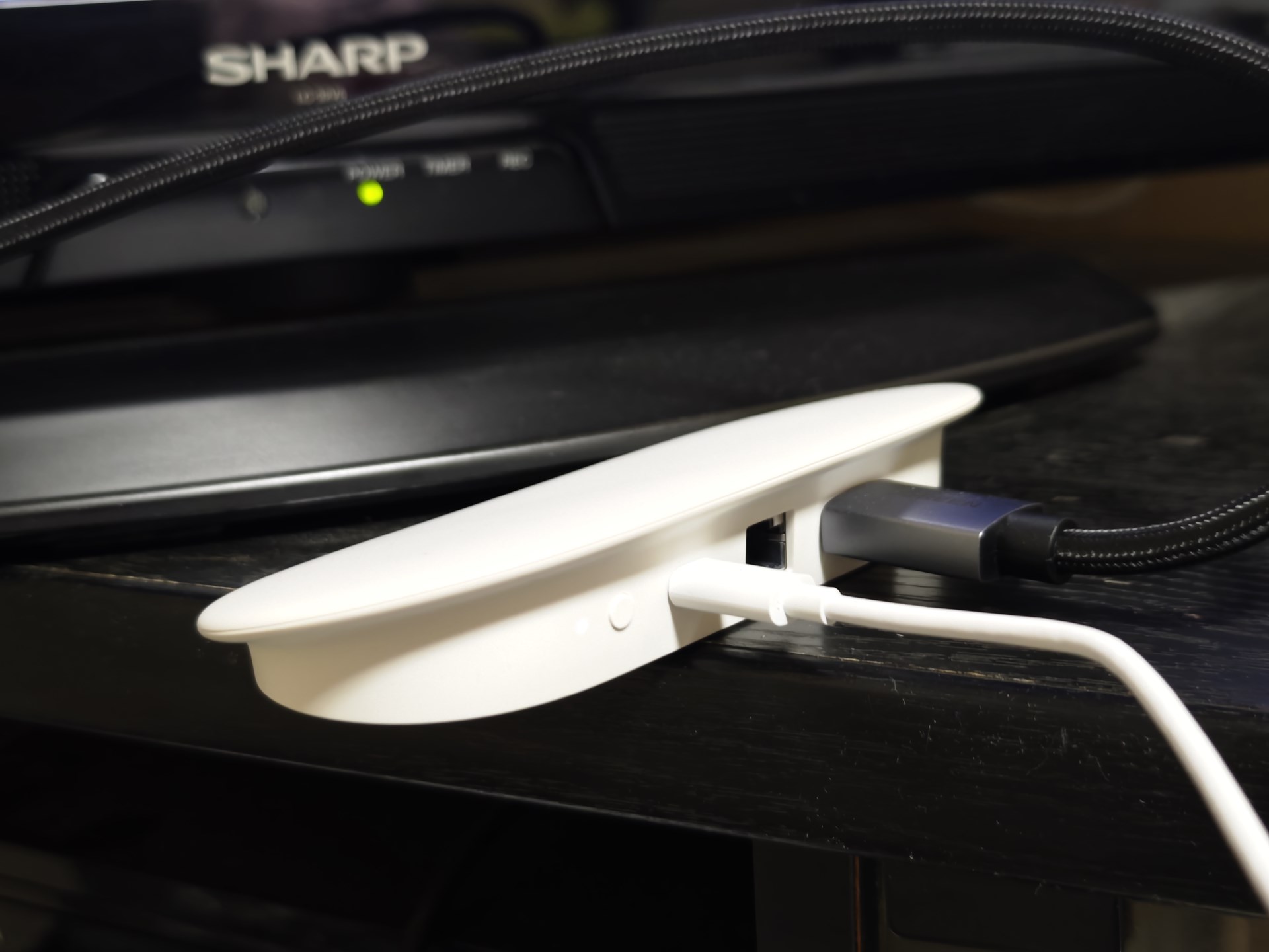 Google TV StreamerはChromecastの後継機。平べったい形状で、ちょっと大きめ、厚めのスマホと言えなくもないサイズ感です。