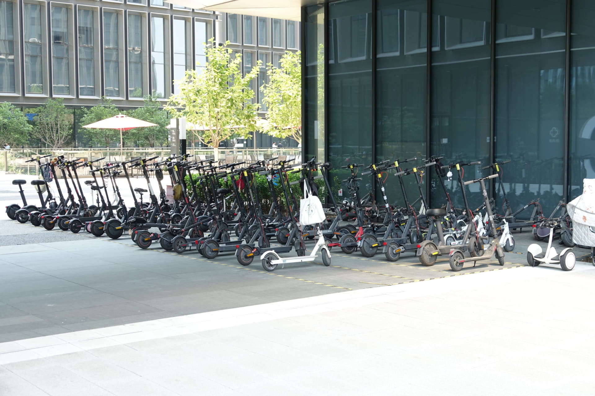 さまざまな場所に電動キックボードの駐車スペースがあった