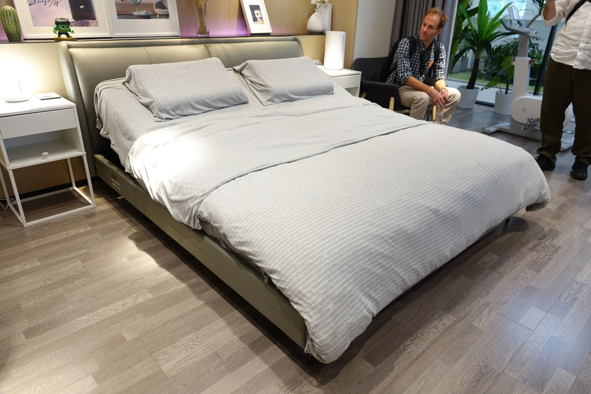 電動でリクライニングするベッドは、起床時間にあわせて自動で起き上がる設定にできる