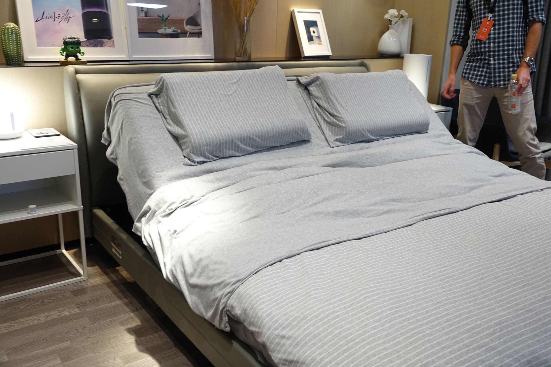 電動でリクライニングするベッドは、起床時間にあわせて自動で起き上がる設定にできる