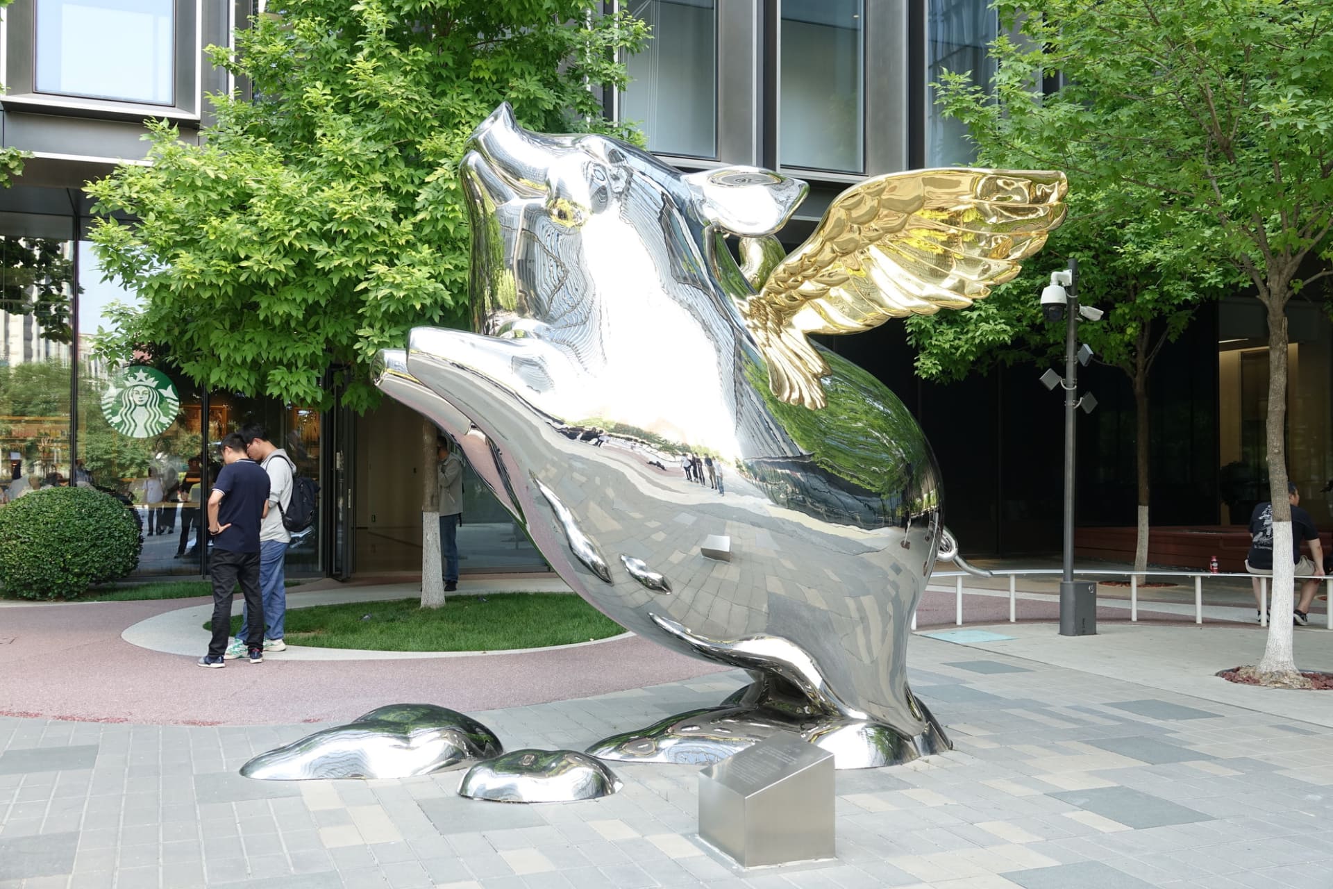 雷軍CEOの言葉「風が吹けば豚だって飛べる」を形にした像。流行を掴むことでどんな物でも飛躍できるという社風を示す