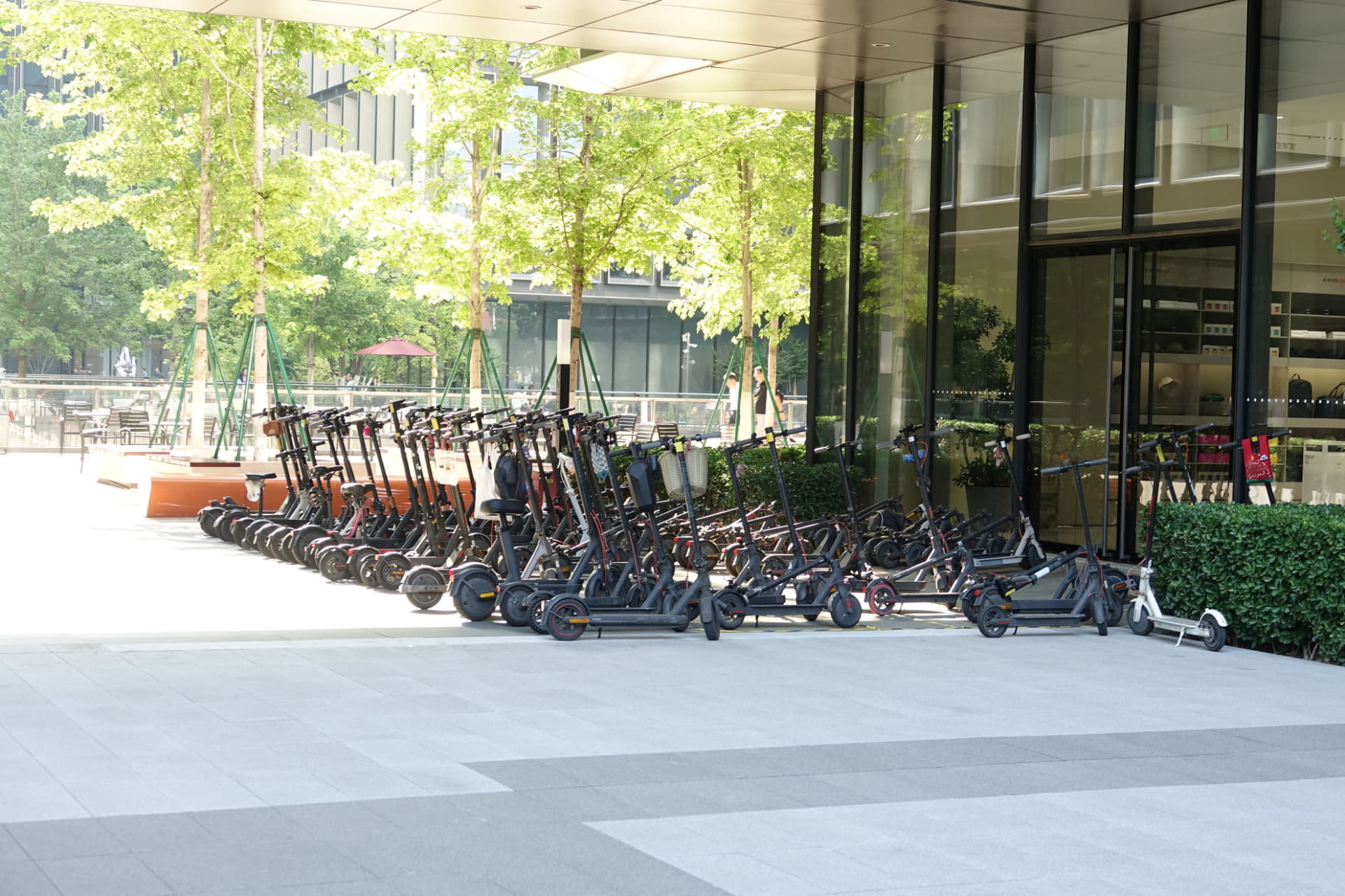 さまざまな場所に電動キックボードの駐車スペースがあった