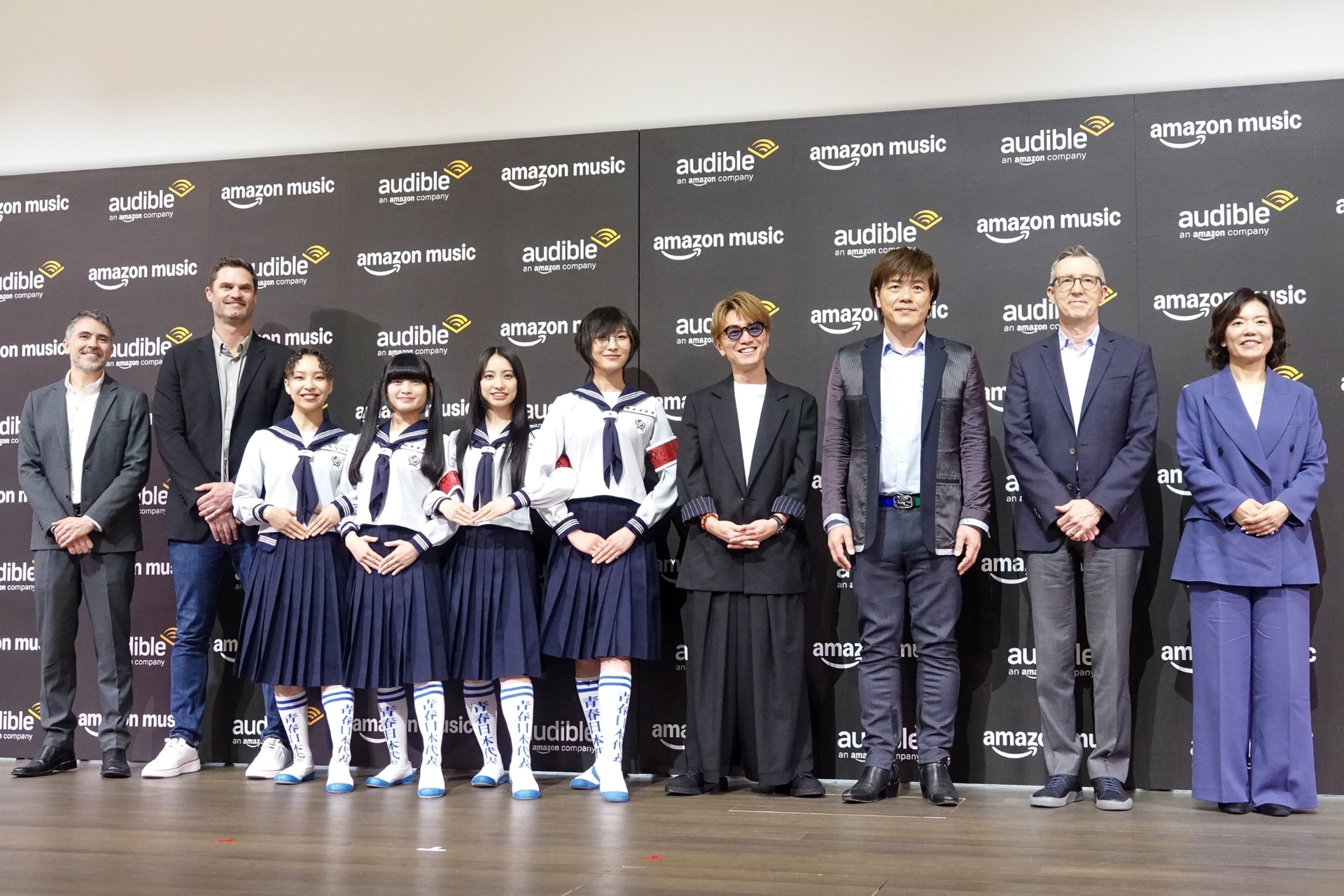 左からAmazon Music ジャパン カントリーマネージャー ニコラス・フォーケード氏、レディントン氏、新しい学校のリーダーズ、安田章大、平野啓一郎、キャリガン氏、逢坂氏