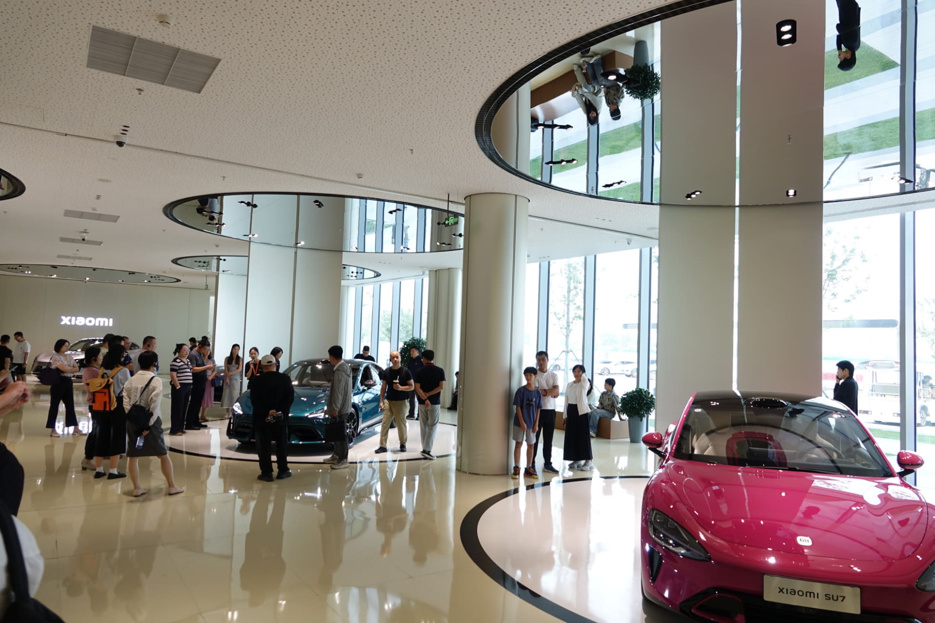 平日にもかかわらず、多くの見学者が来訪