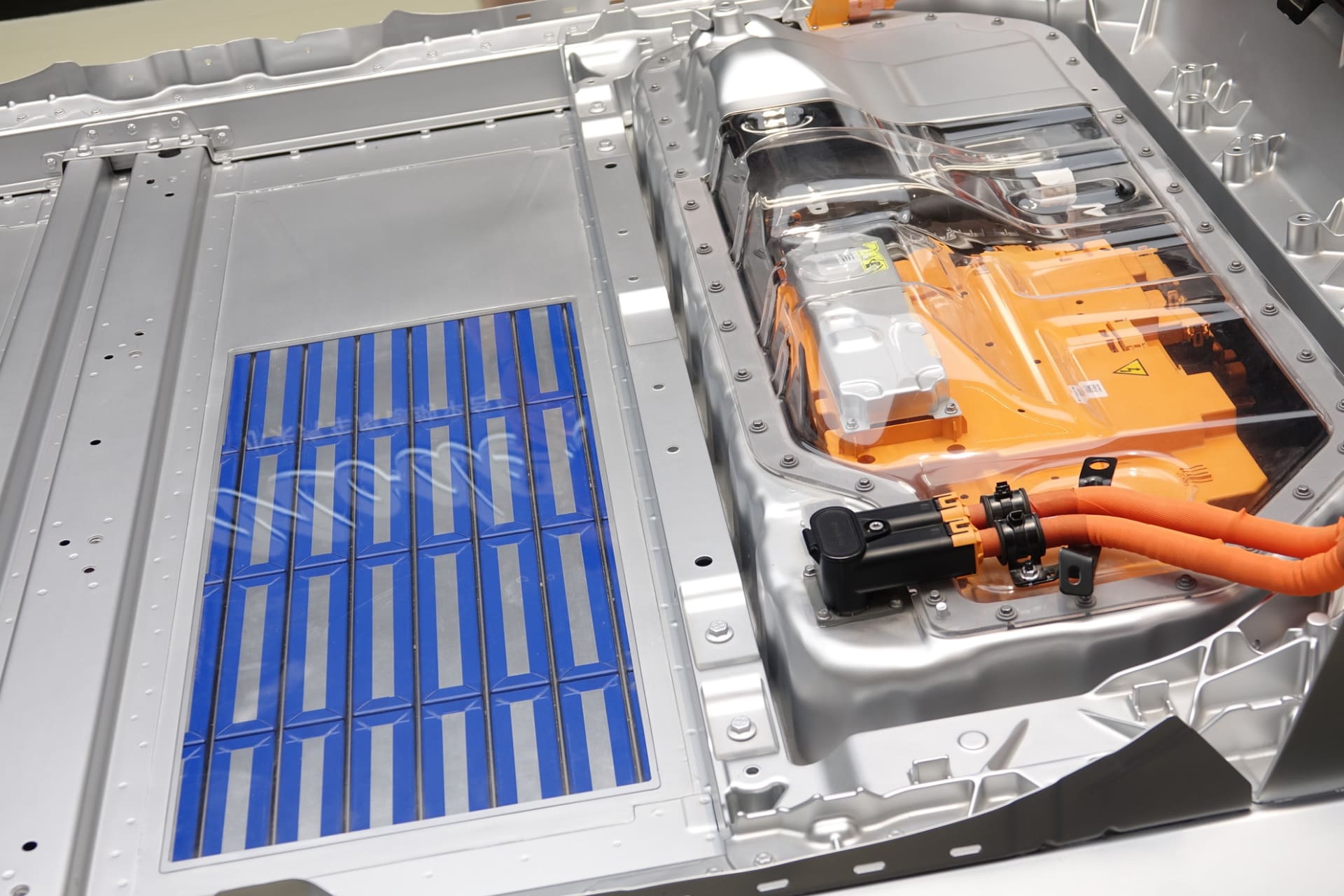 青いのがバッテリーセルのイメージ