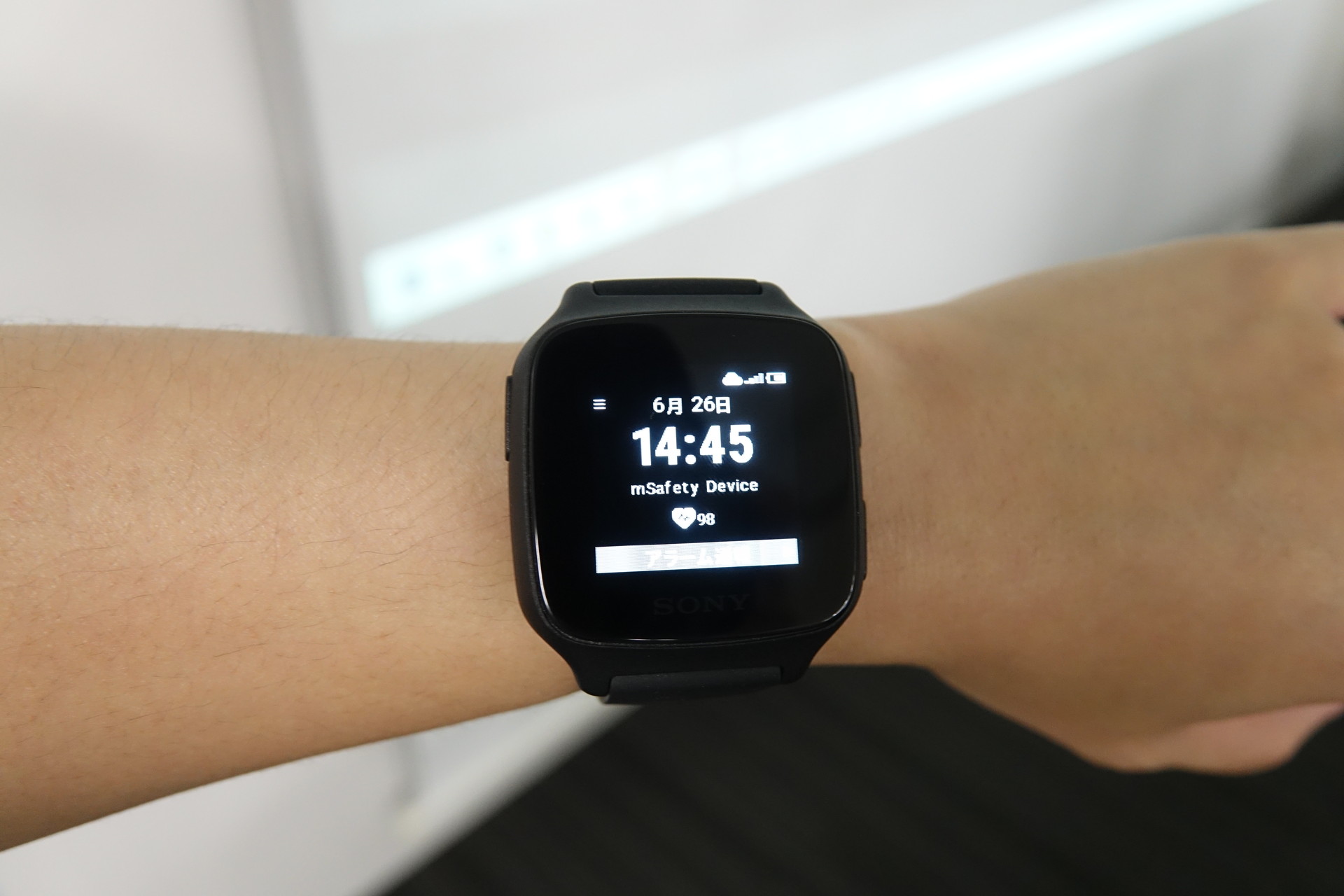 タッチパネルはなく、側面のボタンで操作する