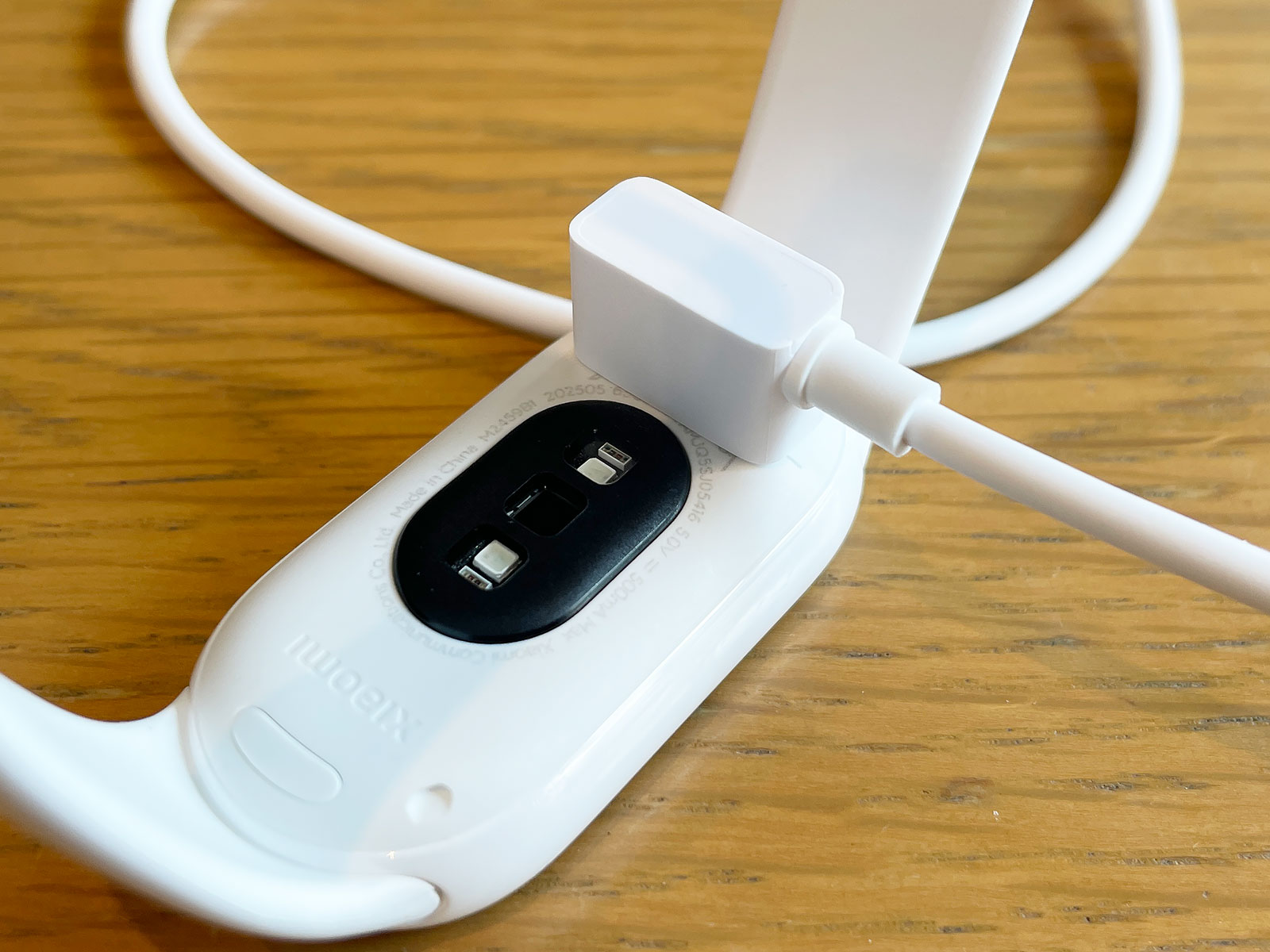 充電器はシリーズ従来のものと同じ。本体背面に磁石でくっつけて充電します。