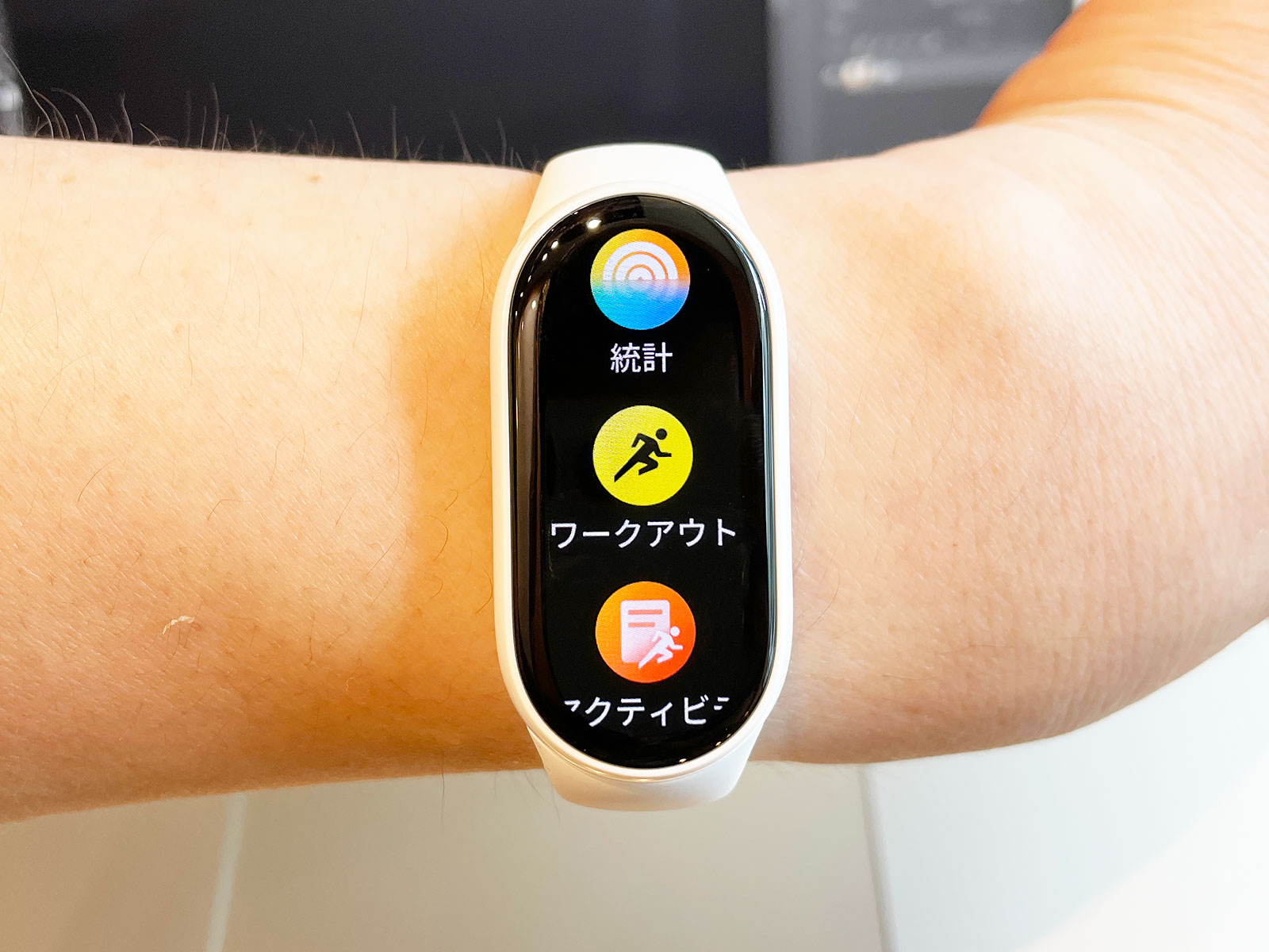 本体にボタンはなく、すべてタッチ＆スワイプで操作。操作感は非常に軽快でひっかかりはありません。