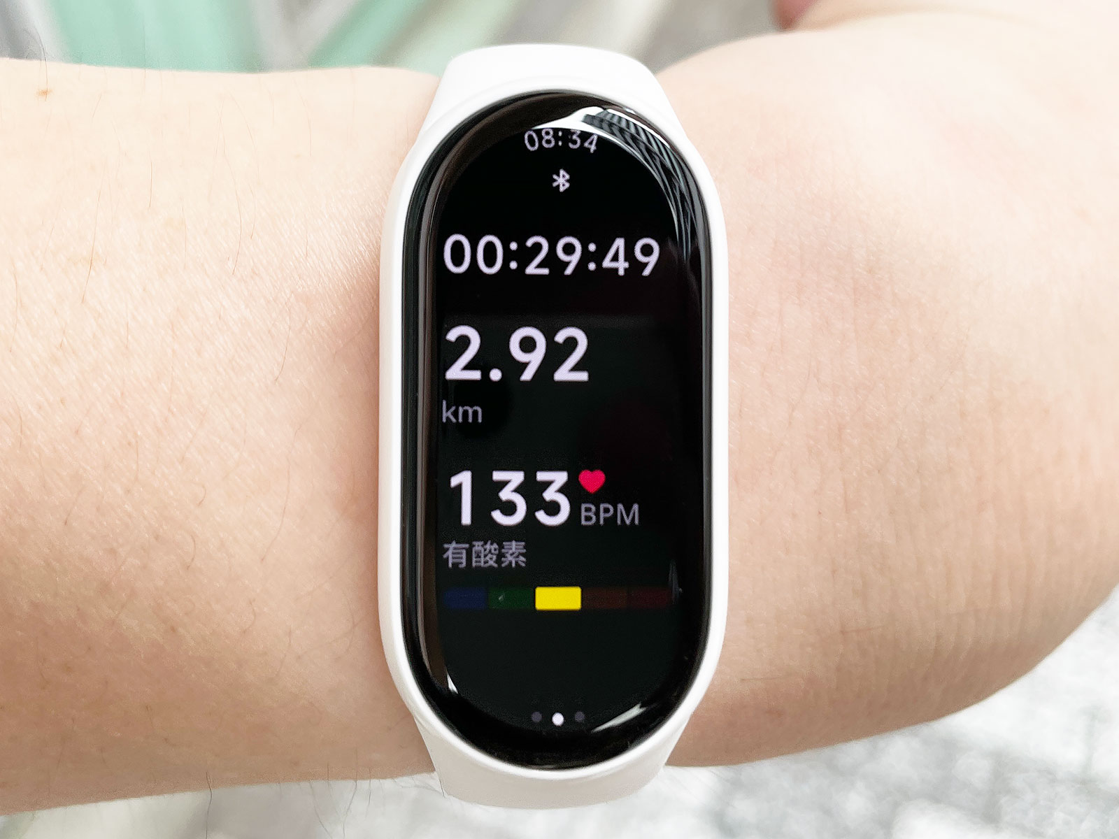 ウォーキングトレーニング中の画面。経過時間・走行距離・心拍数が強調されてとても見やすく感じます。