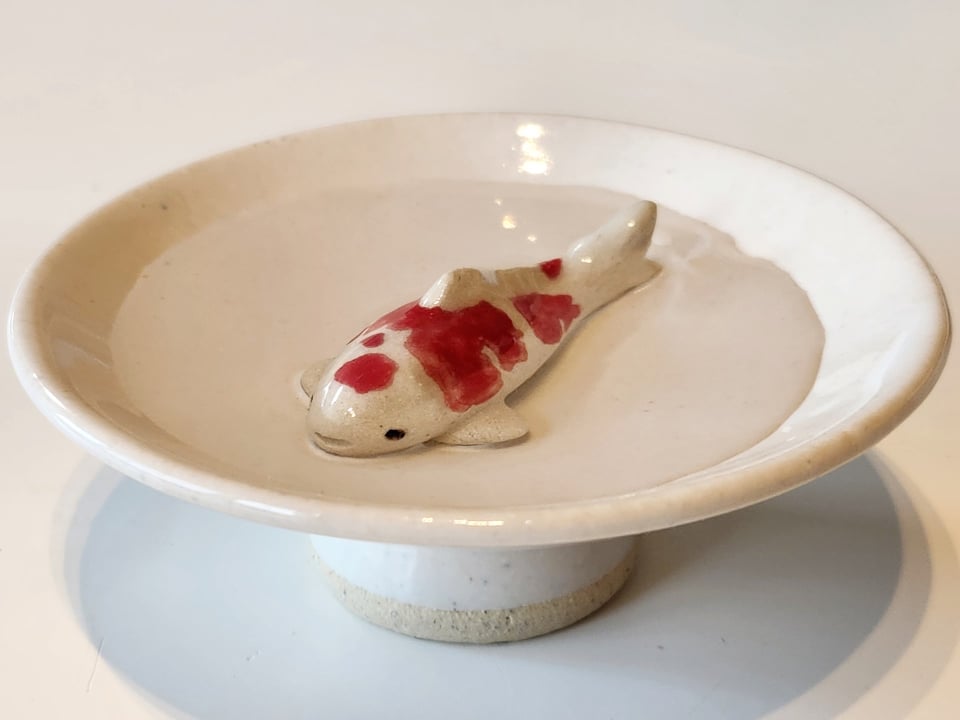 お酒を飲めない筆者がデザインの可愛さに惹かれて手に入れた錦鯉の盃