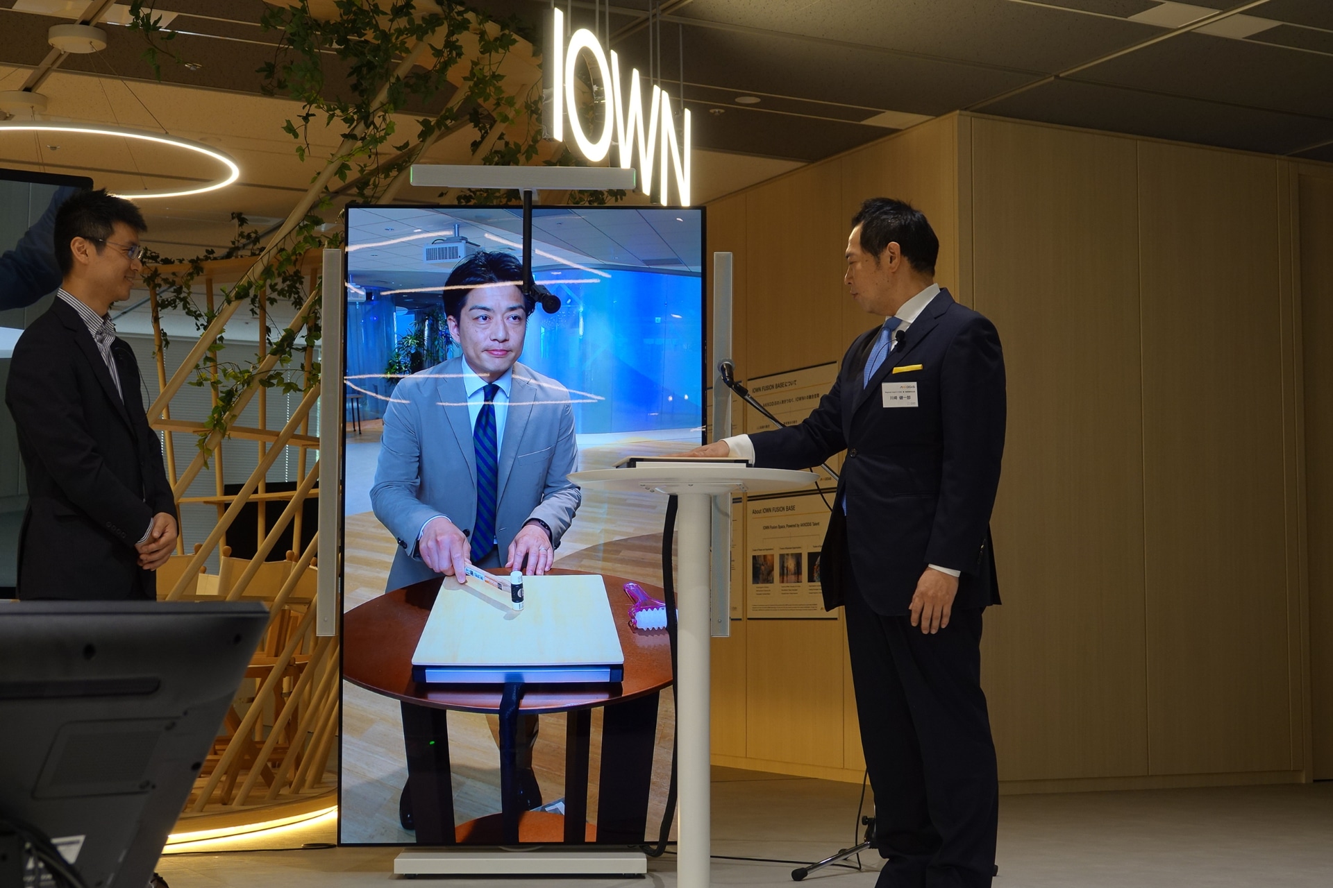 IOW技術を活用した触覚伝送デバイスを体験する川崎社長