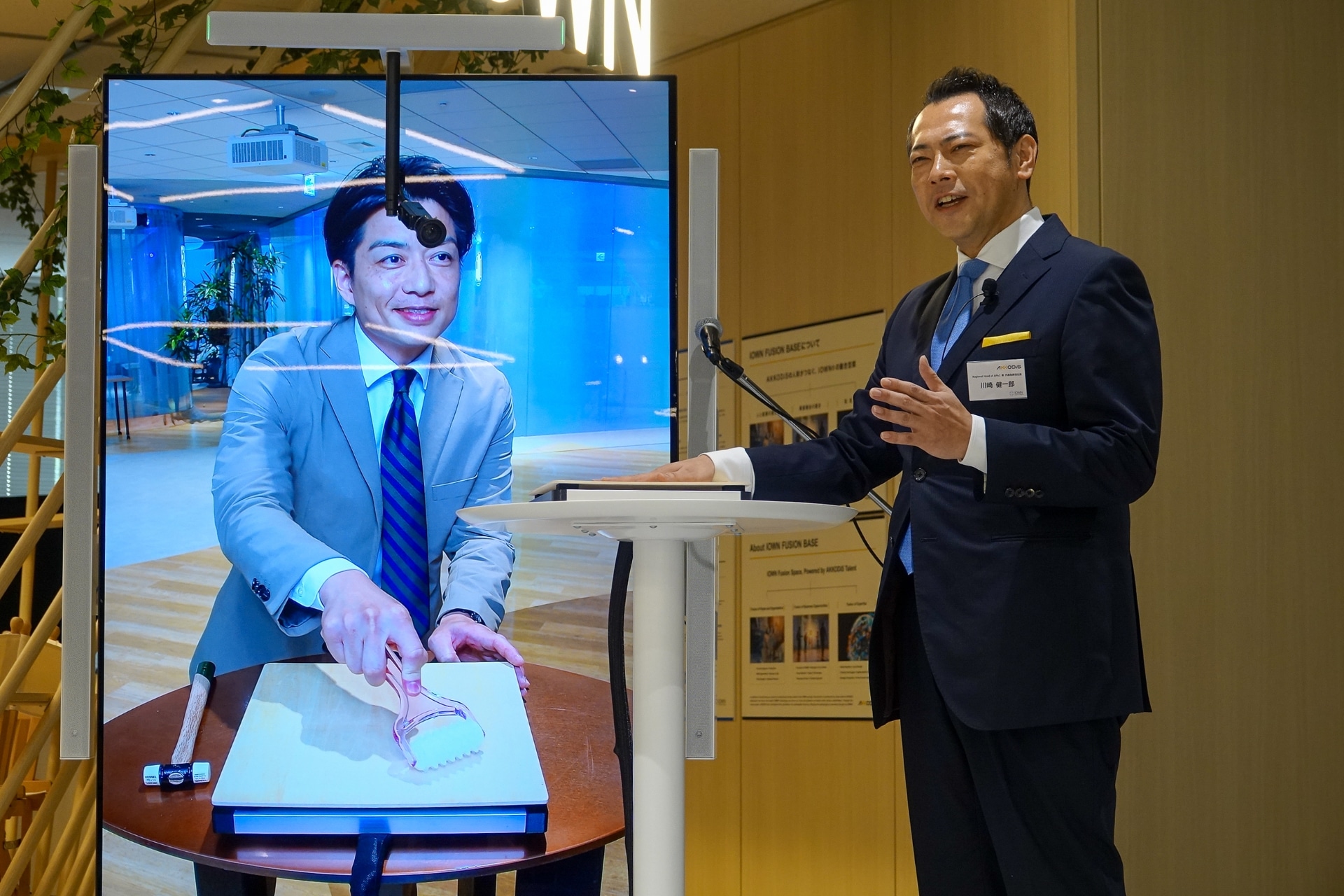 IOW技術を活用した触覚伝送デバイスを体験する川崎社長