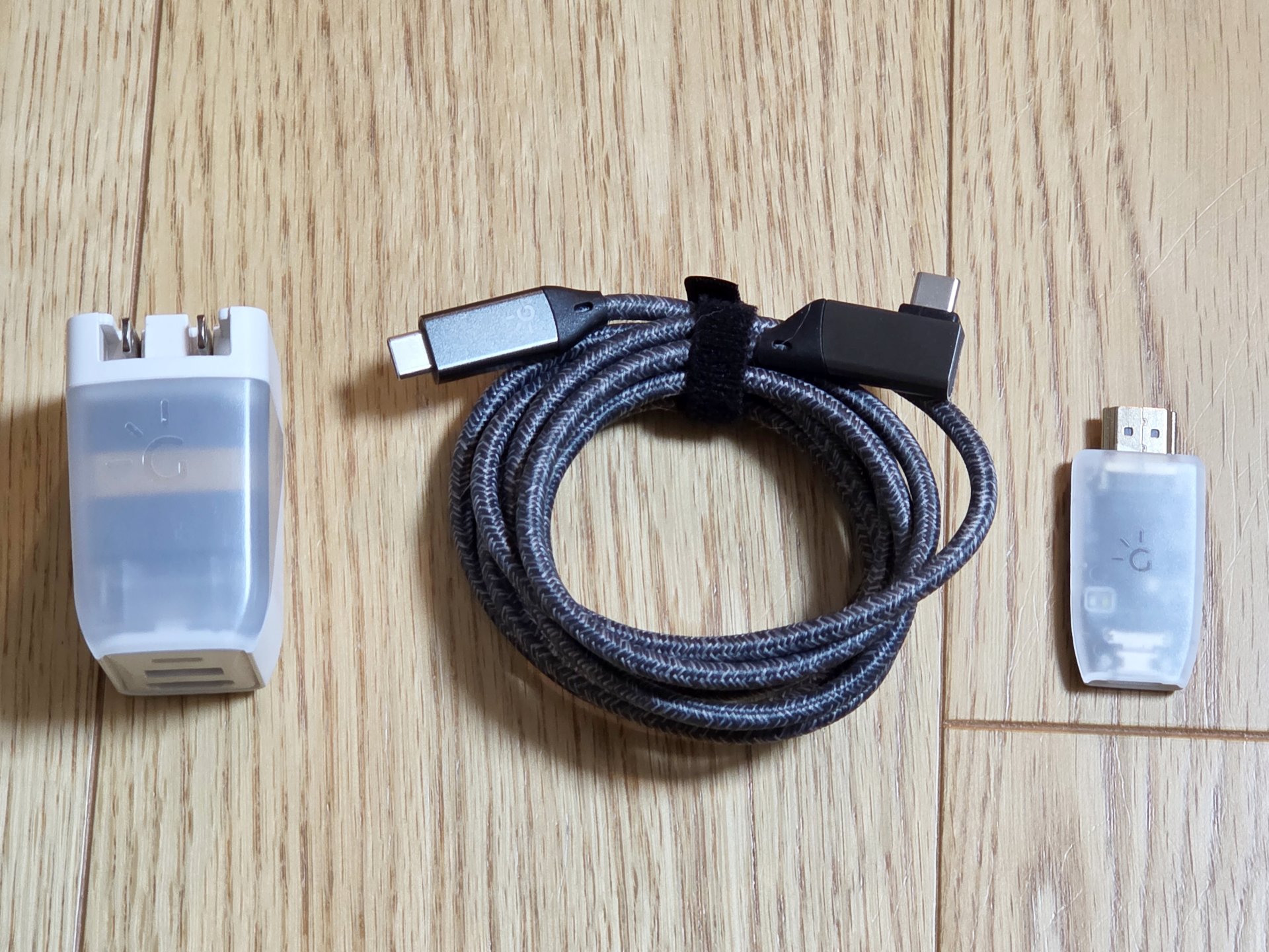 写真左からHuman ThingsのGenkiブランド「Covert Dock 2」、付属ケーブル、「ShadowCast 2」