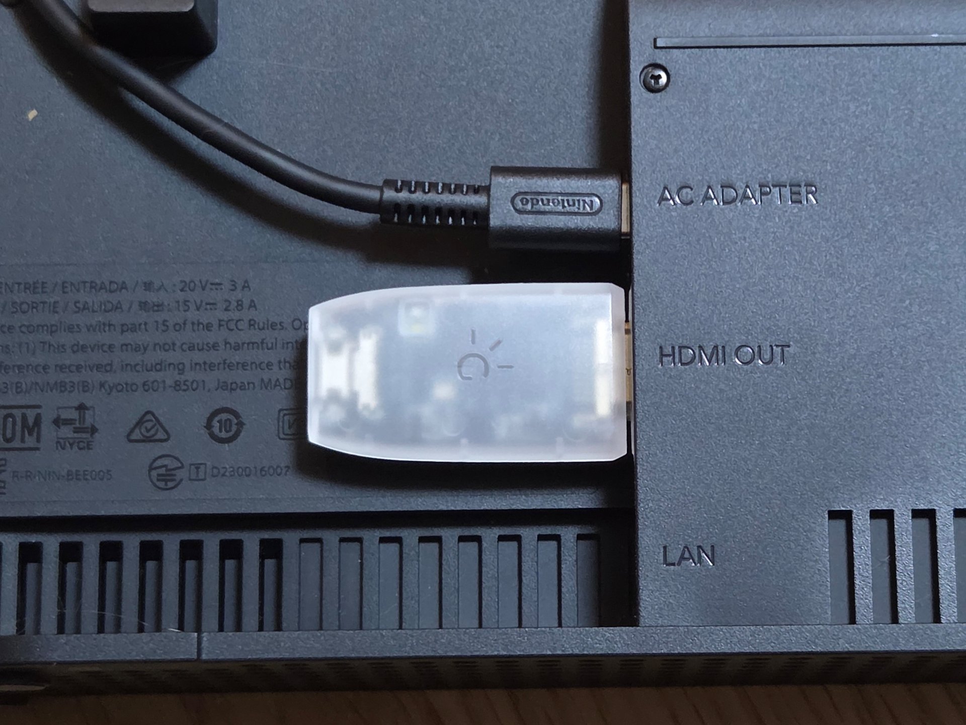 Nintendo Switch 2ドックのHDMIポートにShadowCast 2を挿入