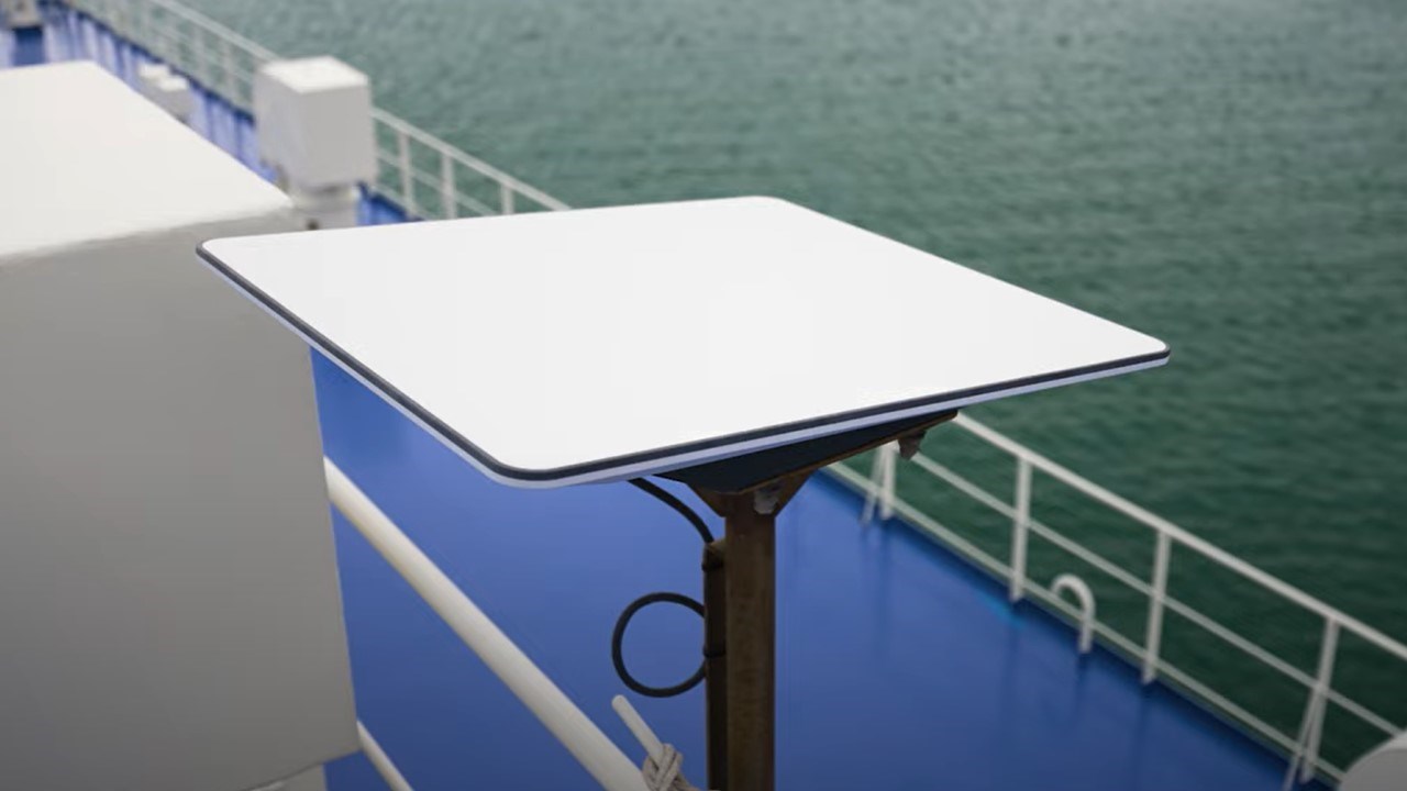 船上に設置したStarlinkアンテナ